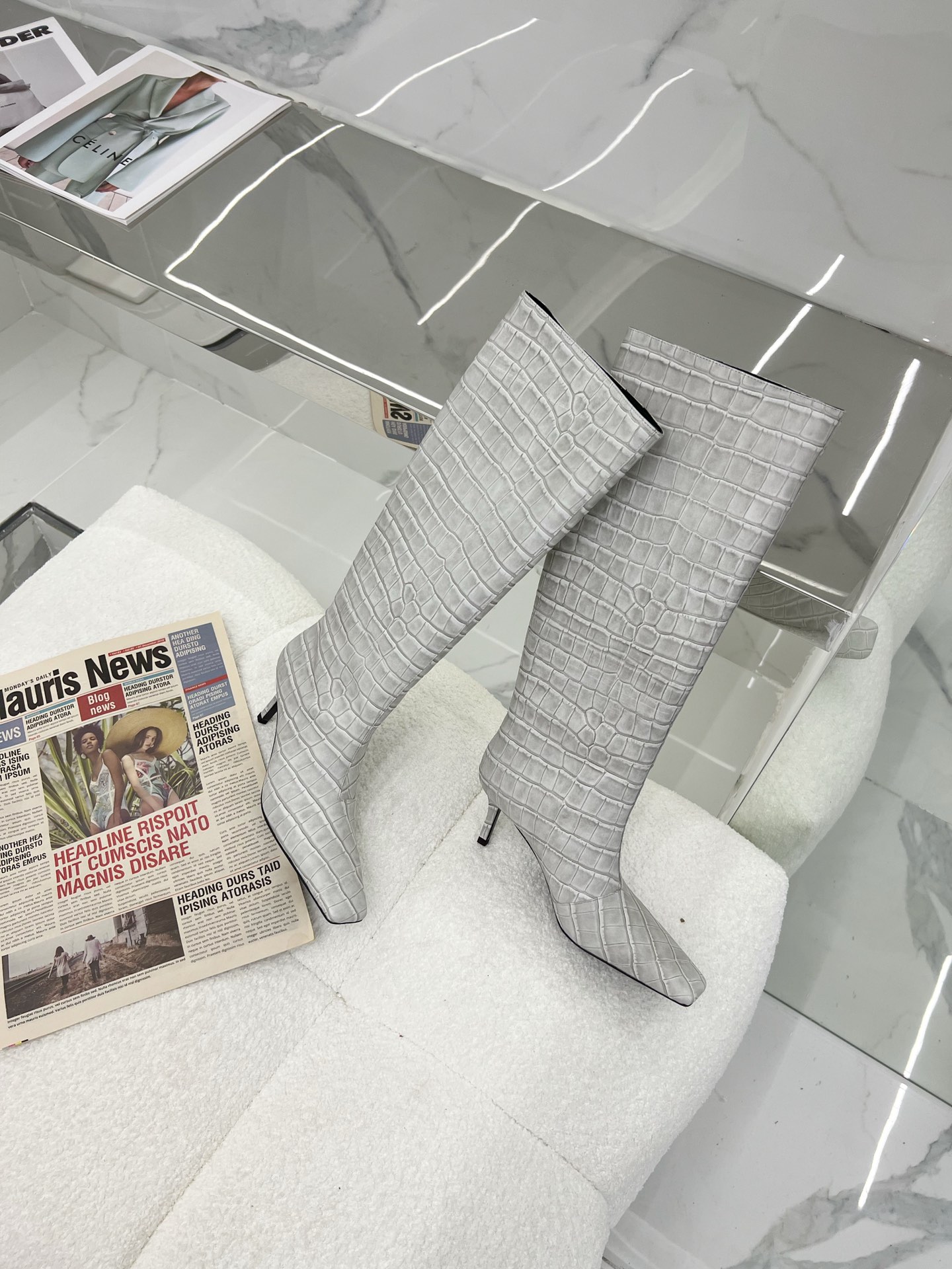 Fashionable Crocodile-Skinned Boots with Calf-Skin Details – 2023 Collection - 图片 3