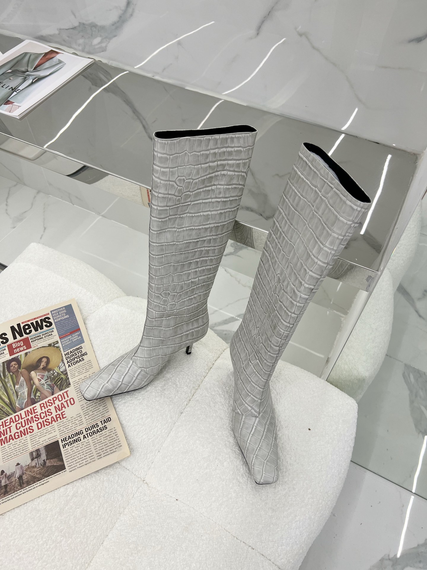 Fashionable Crocodile-Skinned Boots with Calf-Skin Details – 2023 Collection - 图片 1