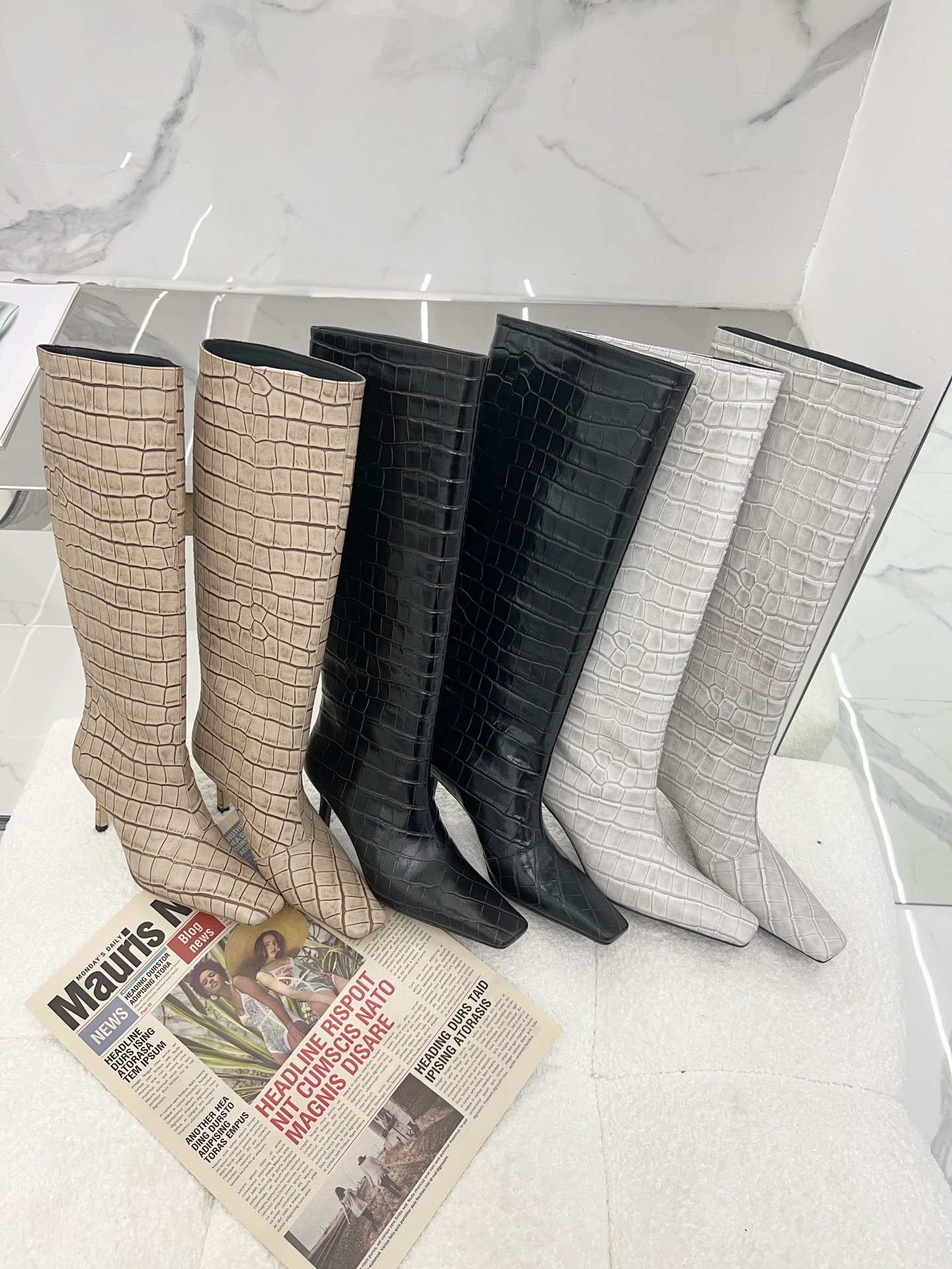 Fashionable Crocodile-Skinned Boots with Calf-Skin Details – 2023 Collection - 图片 9