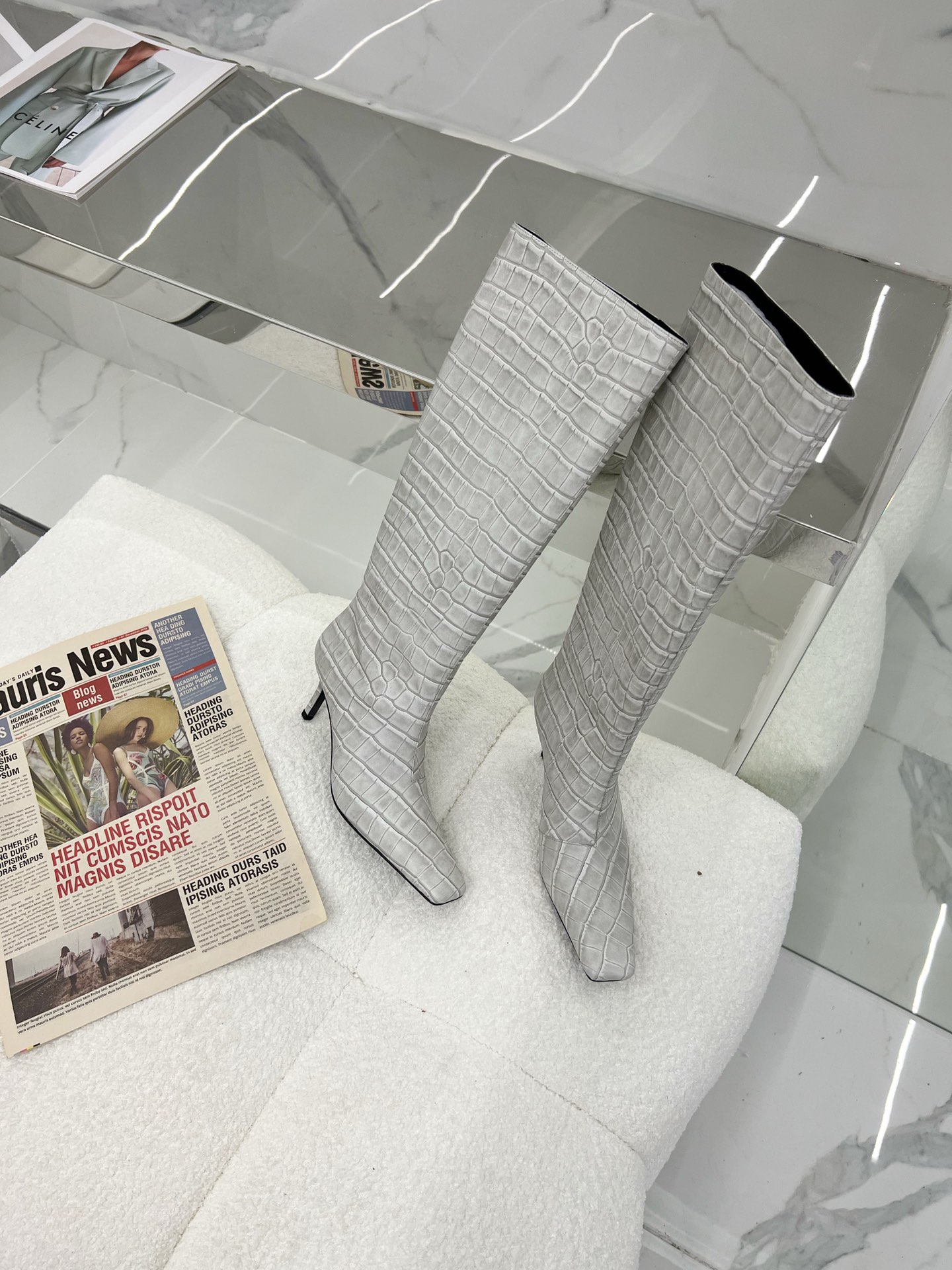 Fashionable Crocodile-Skinned Boots with Calf-Skin Details – 2023 Collection - 图片 2