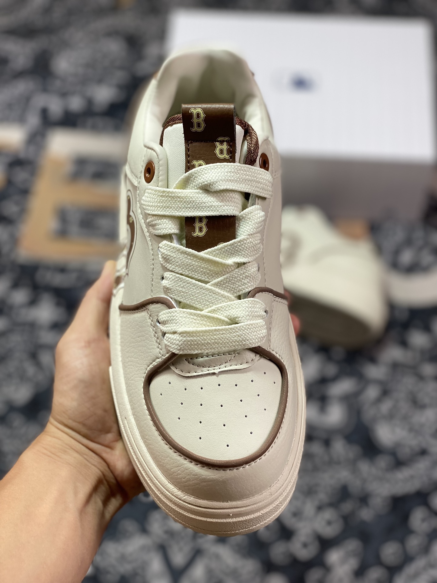 Boston Red x MLB Chunky Liner Low Senior Shoes Series Low-top Daddy Style Jogging Shoes ”Ivory White Brown B Letter Print” 3ASXCLR3N-43BRS