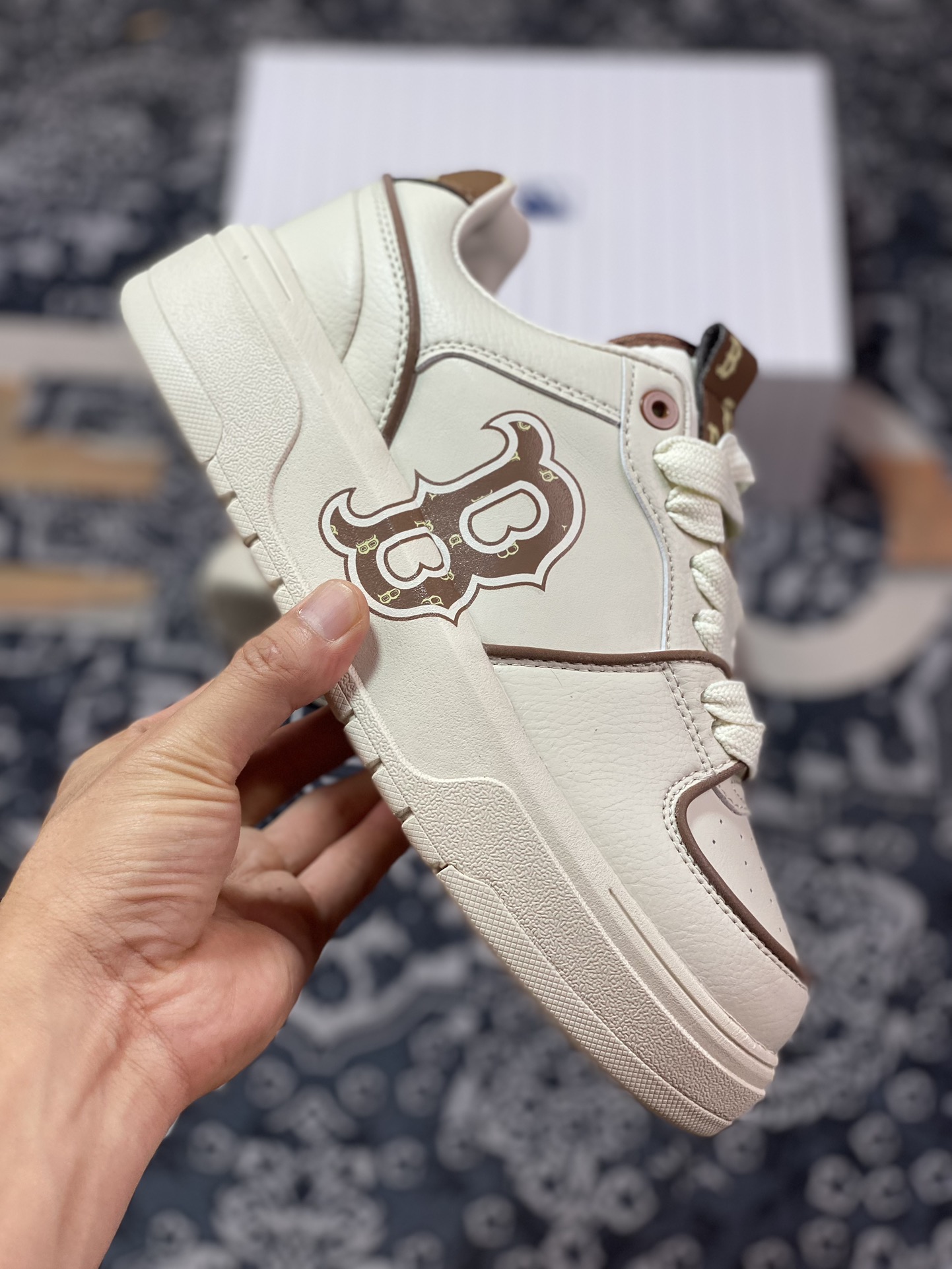 Boston Red x MLB Chunky Liner Low Senior Shoes Series Low-top Daddy Style Jogging Shoes ”Ivory White Brown B Letter Print” 3ASXCLR3N-43BRS