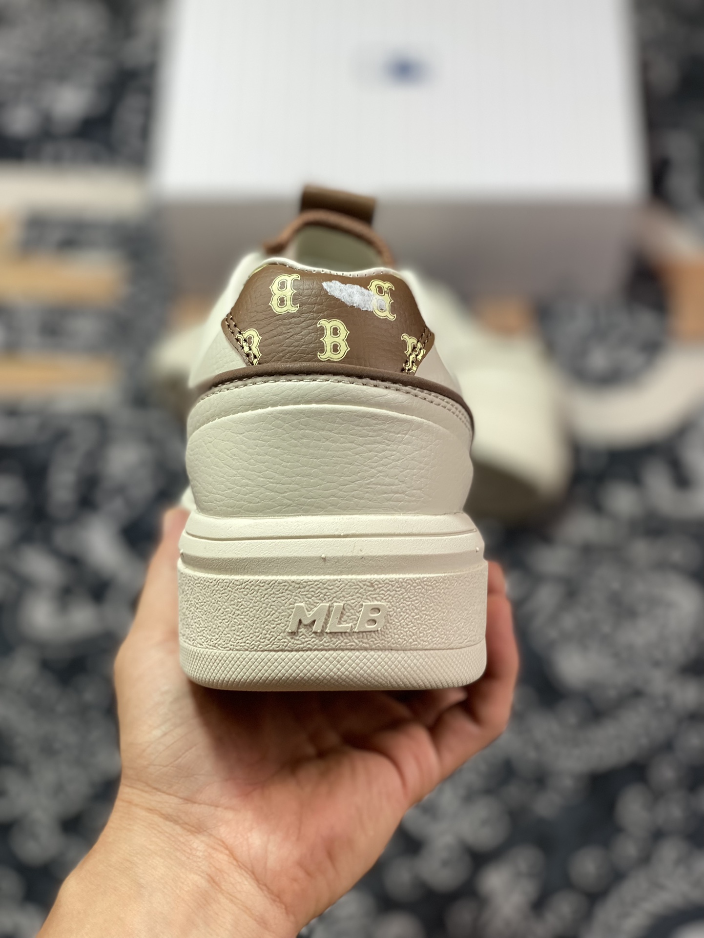 Boston Red x MLB Chunky Liner Low Senior Shoes Series Low-top Daddy Style Jogging Shoes ”Ivory White Brown B Letter Print” 3ASXCLR3N-43BRS