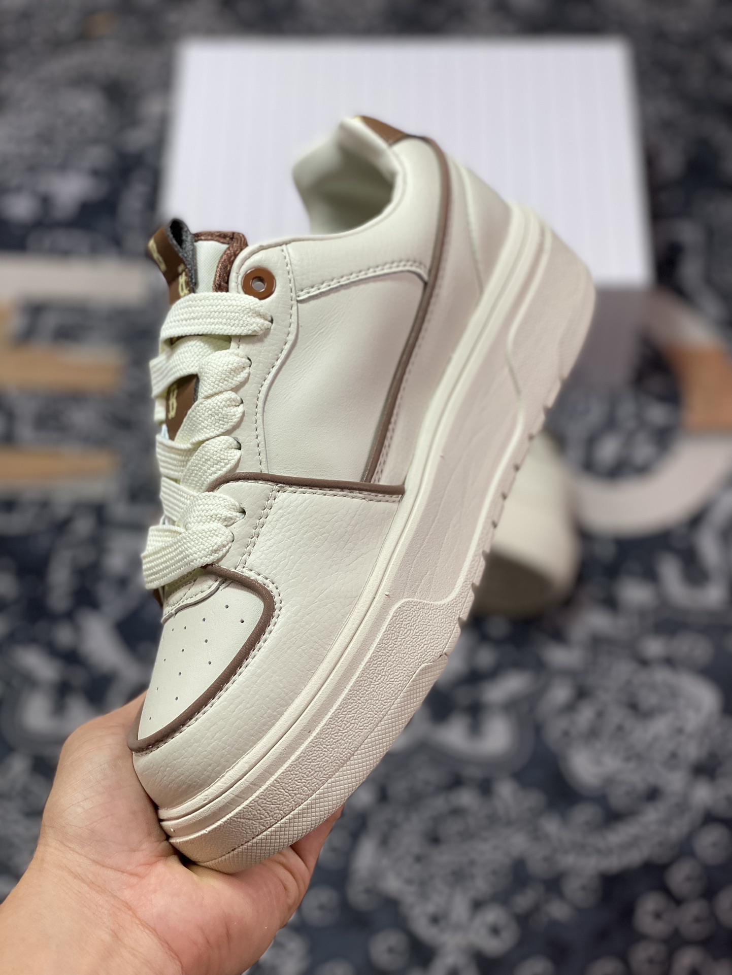 Boston Red x MLB Chunky Liner Low Senior Shoes Series Low-top Daddy Style Jogging Shoes ”Ivory White Brown B Letter Print” 3ASXCLR3N-43BRS