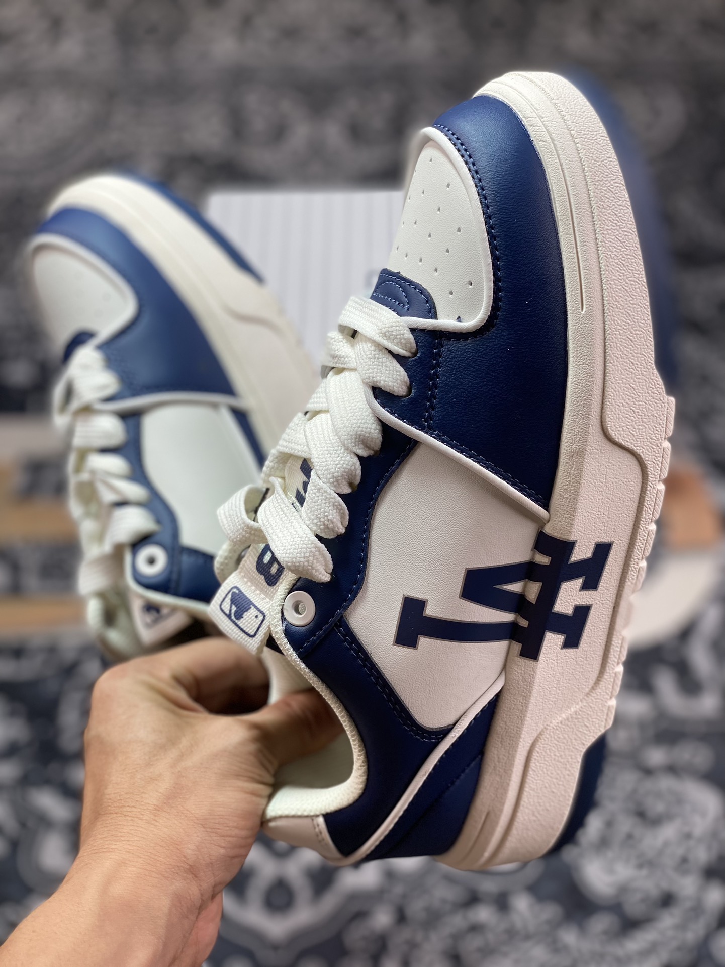 LA Dodgers x MLB Chunky Liner Low Senior Shoes Series Low-top Daddy Style Lightweight Jogging Shoes ”Dirty Blue Beige LA Print Reflective Edge” 3ASXCLB3N-07NYD