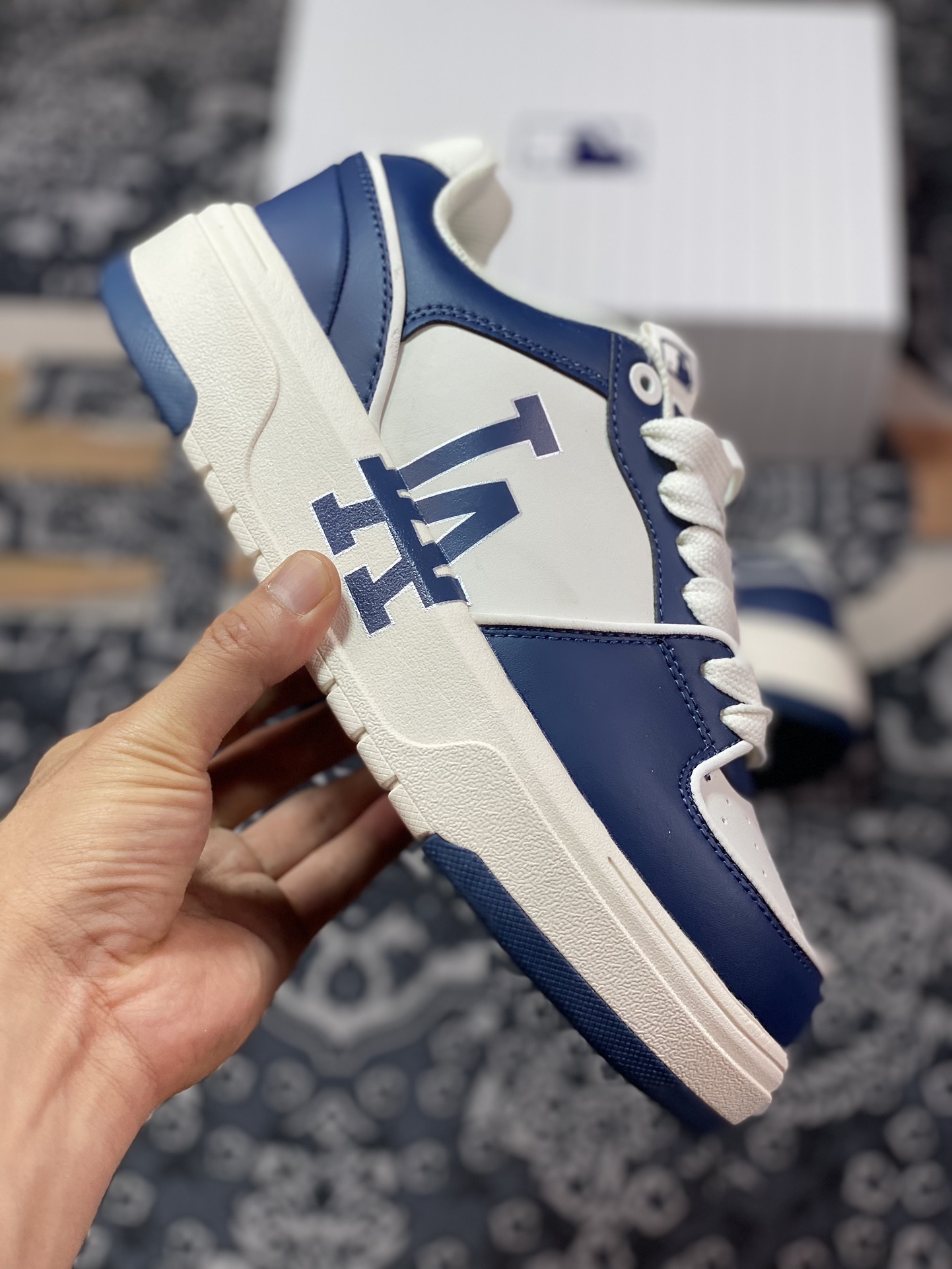 LA Dodgers x MLB Chunky Liner Low Senior Shoes Series Low-top Daddy Style Lightweight Jogging Shoes ”Dirty Blue Beige LA Print Reflective Edge” 3ASXCLB3N-07NYD