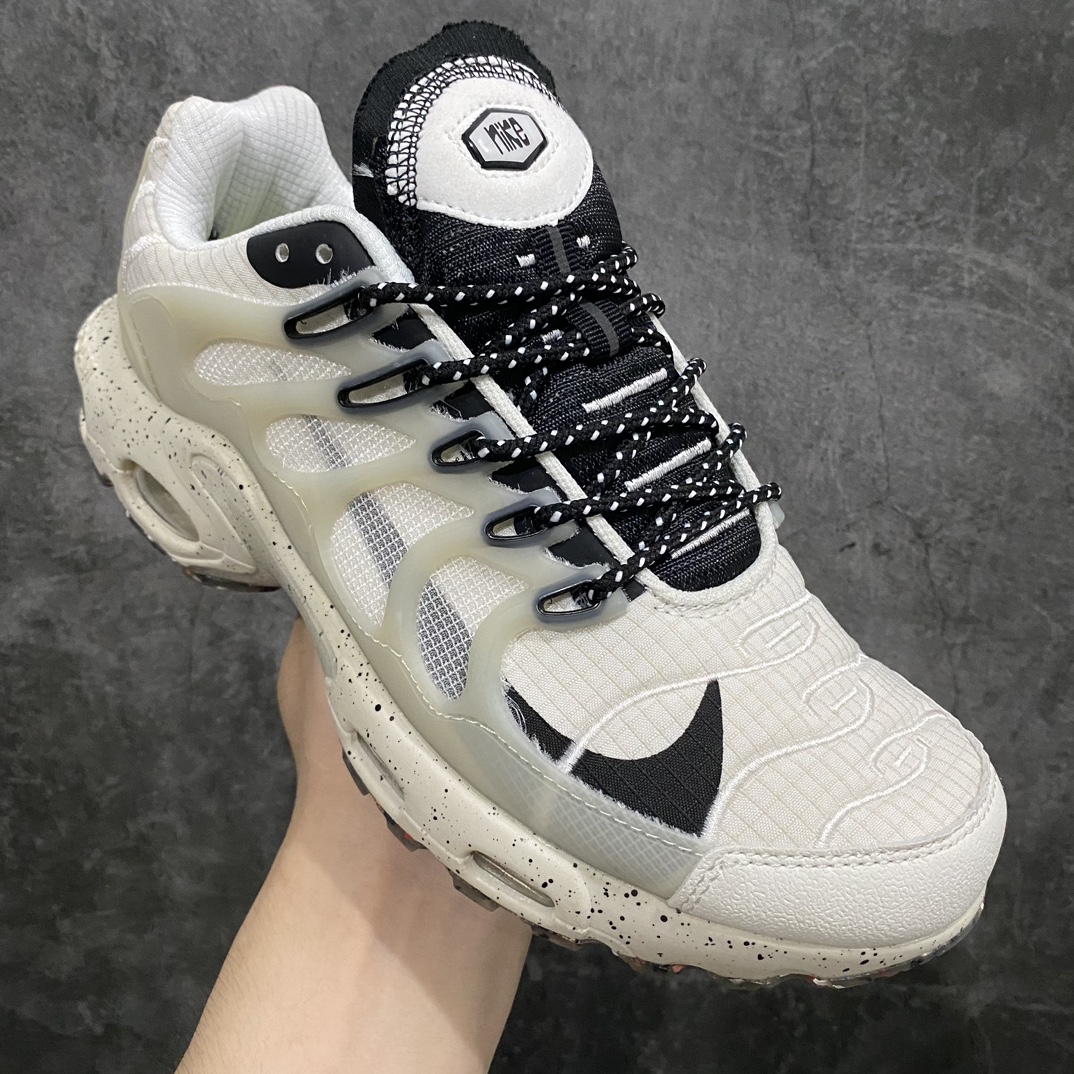 图片[3]-【MX版】NK Air Max Plus 时尚运动轻便透气低帮气垫跑步鞋 DC6078-002鞋面和外底采用再生聚酯纤维制成 其中10% 为 NK Grind 该品牌采用工厂废料和再生鞋履制成的材料 一些关键功能包括印在TPU 框架下方的大型 Swoosh 环绕在其鞋帮上的斑点中底之上 支撑鞋面的是带有 Tuned Air的经典Air Max Plus中底单元 但Crater Foam 注入了 NK Grind 钻头 这是同类产品中的第一个 我们预计耐克将在未来的 Air Max Plus Crater 选项中使用这种鞋底 最后该品牌将鞋跟处的 Tn 标志换成了新的下S 标志 该标志采用Space Hippie鞋履系列中使用的时髦字体 SIZE：36 36.5 37.5 38 38.5 39 40 40.5 41 42 42.5 43 44 44.5 45 46-莆田鞋批发中心