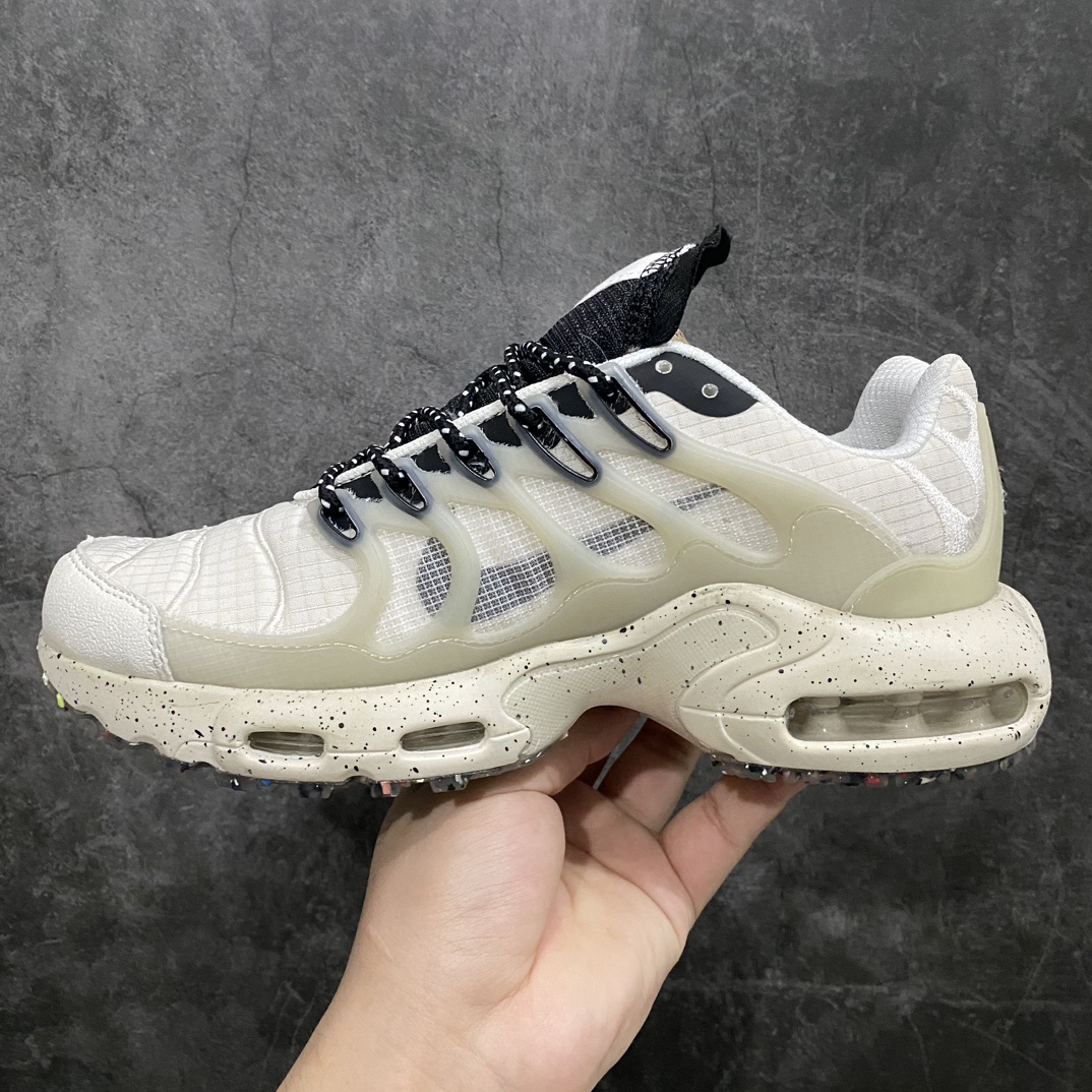 图片[2]-【MX版】NK Air Max Plus 时尚运动轻便透气低帮气垫跑步鞋 DC6078-002鞋面和外底采用再生聚酯纤维制成 其中10% 为 NK Grind 该品牌采用工厂废料和再生鞋履制成的材料 一些关键功能包括印在TPU 框架下方的大型 Swoosh 环绕在其鞋帮上的斑点中底之上 支撑鞋面的是带有 Tuned Air的经典Air Max Plus中底单元 但Crater Foam 注入了 NK Grind 钻头 这是同类产品中的第一个 我们预计耐克将在未来的 Air Max Plus Crater 选项中使用这种鞋底 最后该品牌将鞋跟处的 Tn 标志换成了新的下S 标志 该标志采用Space Hippie鞋履系列中使用的时髦字体 SIZE：36 36.5 37.5 38 38.5 39 40 40.5 41 42 42.5 43 44 44.5 45 46-莆田鞋批发中心