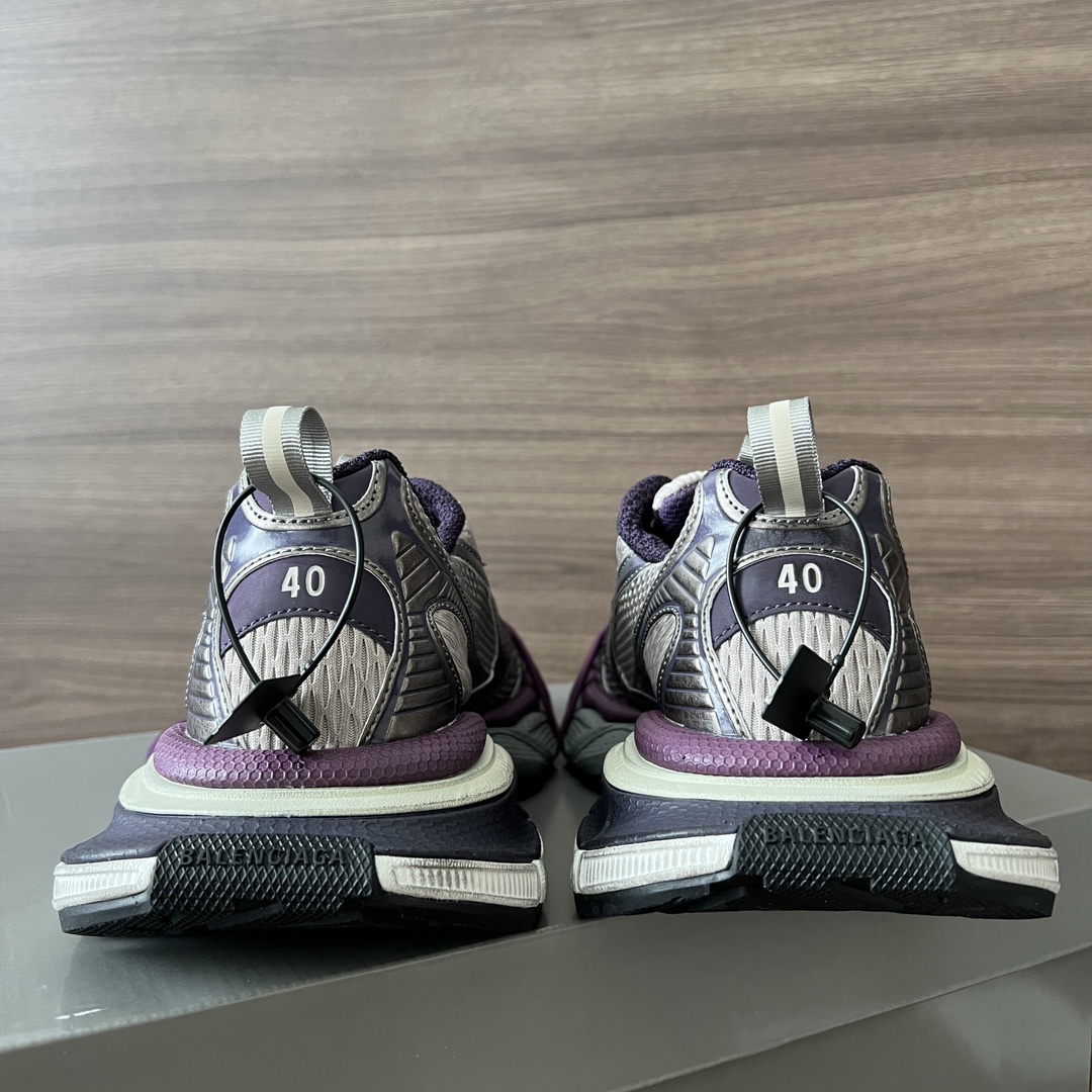 Balenciaga Balenciaga Phantom Sneaker 巴黎世家全新做旧十代银紫潮流跑鞋 在延续 Track Trainer 户外轮廓和复杂鞋面结构的同时