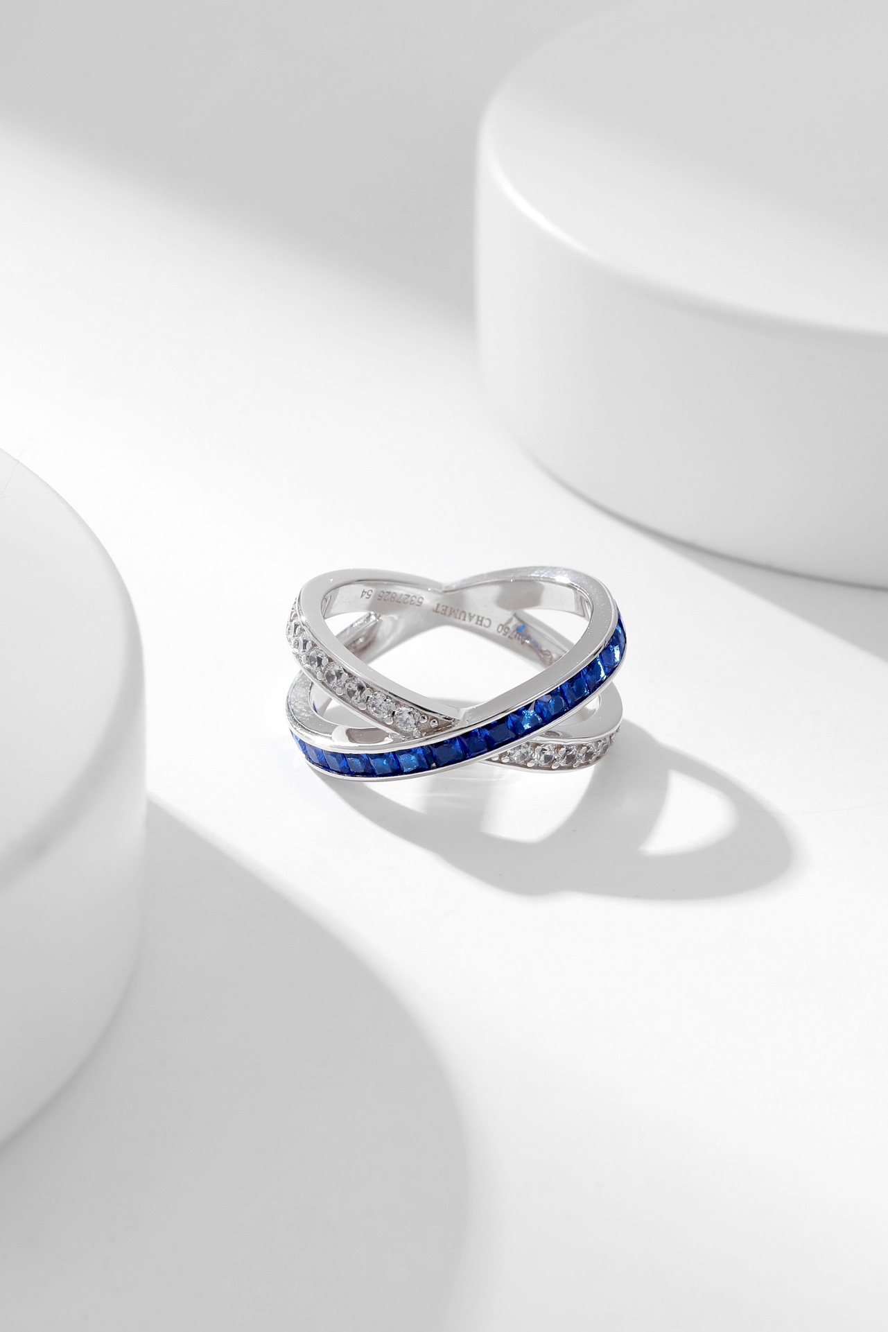批发价
新款Liens戒指致敬CHAUMET 标志性的蓝色，以热情和专业知识精心打造，忠于品牌二百多年的