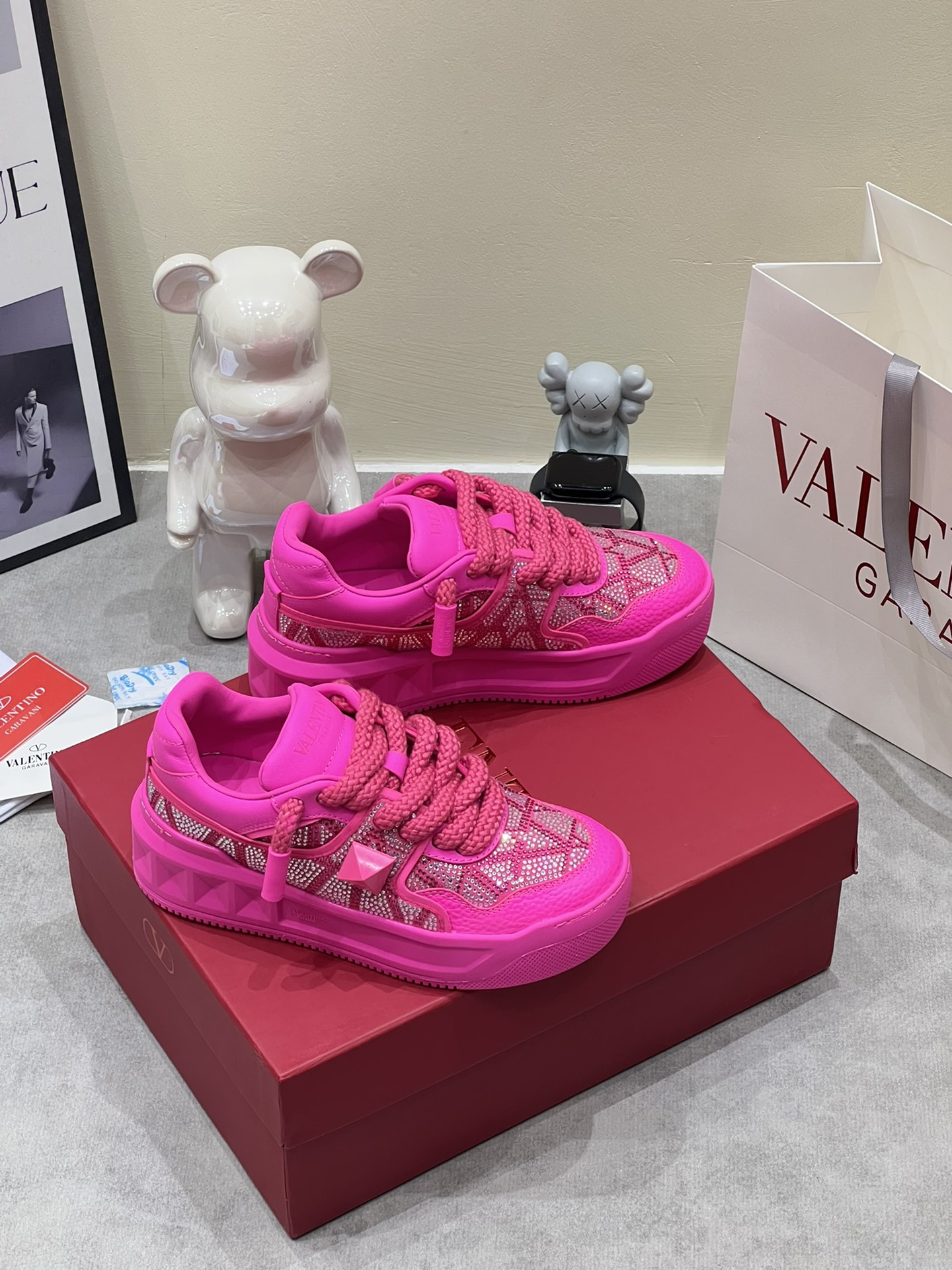 P410🌈 Toma real exclusiva (versión superior) 2023ssValentino Out Stud Zapatos deportivos y casuales de Valen…