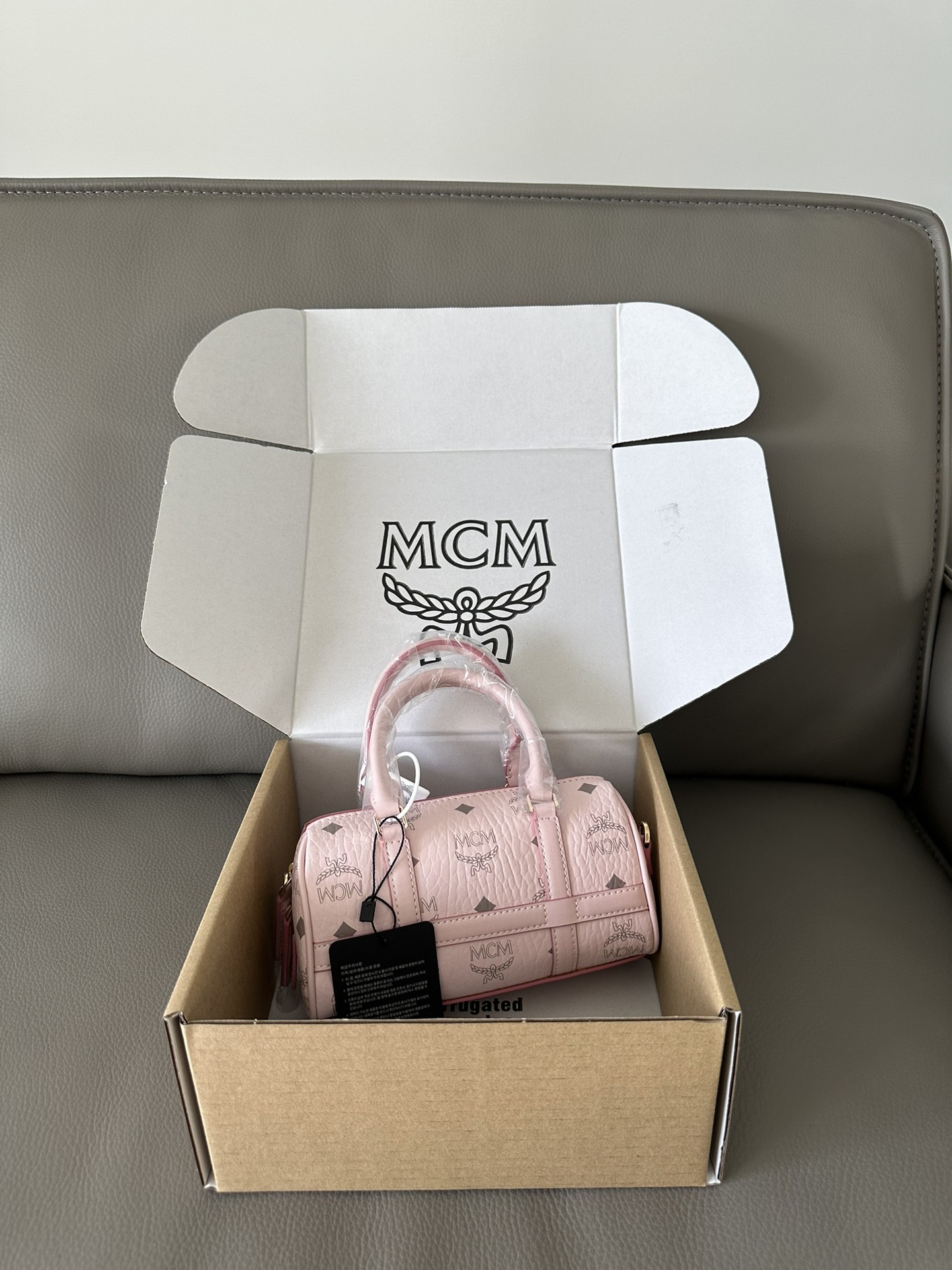 NO:754558,New Boston mini pillow bag. The detachable and adjustable chain shoulder strap brings unrestricted portability to the bag. The cotton lining focuses on future sustainable development and can store your necessities. Size 10 x 19 x 8.5cm, model number 65027 batch, MCM19860909新款波士顿迷你枕头包,可拆卸调节的链条肩带为包袋的搭配带来无拘束的便携性,棉质衬里专注于未来的可持续发展,可存放您的必需品.尺寸10 x 19 x 8.5cm, 款号65027批,MCM,Bag