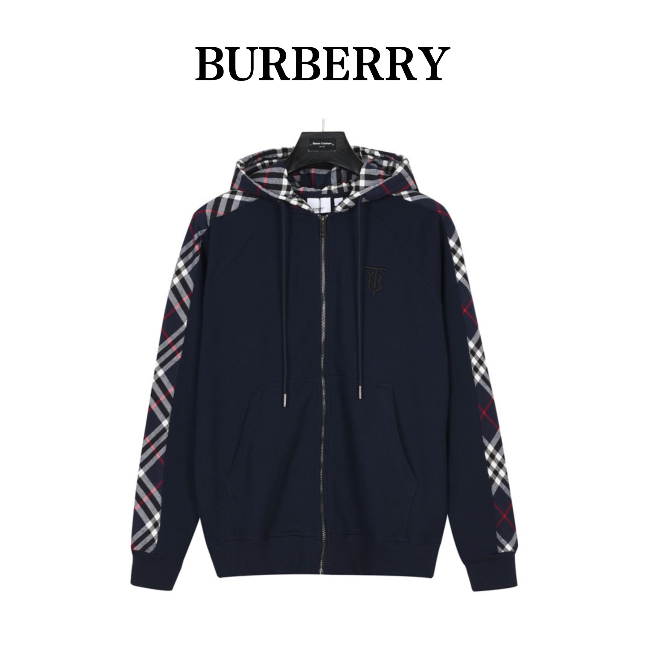 本地自取💰300(支持放店)
Burberry/巴宝莉 刺绣TB格纹拼接拉链卫衣外套
了解巴宝莉的忠实粉丝都很清楚,此款格子卫衣外套一直都是巴宝莉的王牌经典款,
永远不落的太阳。经典的菱格稳代表的不是一成不变,格子的颜色跟足正品,
代购的朋友可能会懂,帽子处的格子是跟正品一致
采用客供原版面料,最小码都是一公斤多,将时尚与舒适性能都演绎到了极致。
这是一款品质与经典并存的超气场百搭款,任何年纪与风格都可以完美的驾驭,
上身超有气场,无论是你想精致优雅,或是搭配得高街帅气,它都能帮助你实现穿搭需求!
颜色:灰色,蓝色
Size:S-XL