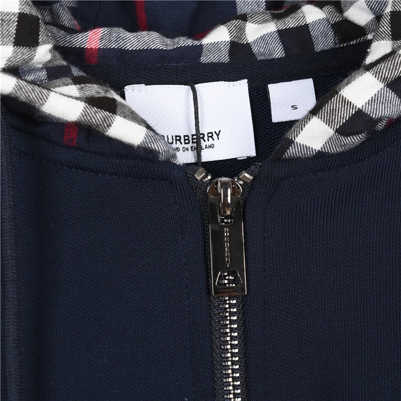 本地自取💰300(支持放店)
Burberry/巴宝莉 刺绣TB格纹拼接拉链卫衣外套
了解巴宝莉的忠实粉丝都很清楚,此款格子卫衣外套一直都是巴宝莉的王牌经典款,
永远不落的太阳。经典的菱格稳代表的不是一成不变,格子的颜色跟足正品,
代购的朋友可能会懂,帽子处的格子是跟正品一致
采用客供原版面料,最小码都是一公斤多,将时尚与舒适性能都演绎到了极致。
这是一款品质与经典并存的超气场百搭款,任何年纪与风格都可以完美的驾驭,
上身超有气场,无论是你想精致优雅,或是搭配得高街帅气,它都能帮助你实现穿搭需求!
颜色:灰色,蓝色
Size:S-XL