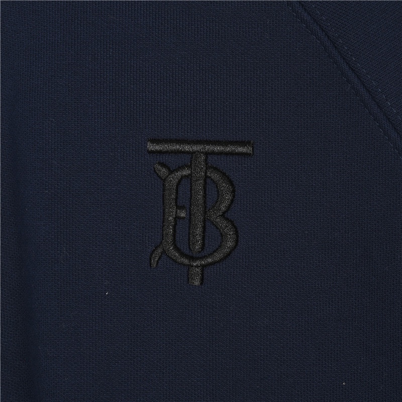 本地自取💰300(支持放店)
Burberry/巴宝莉 刺绣TB格纹拼接拉链卫衣外套
了解巴宝莉的忠实粉丝都很清楚,此款格子卫衣外套一直都是巴宝莉的王牌经典款,
永远不落的太阳。经典的菱格稳代表的不是一成不变,格子的颜色跟足正品,
代购的朋友可能会懂,帽子处的格子是跟正品一致
采用客供原版面料,最小码都是一公斤多,将时尚与舒适性能都演绎到了极致。
这是一款品质与经典并存的超气场百搭款,任何年纪与风格都可以完美的驾驭,
上身超有气场,无论是你想精致优雅,或是搭配得高街帅气,它都能帮助你实现穿搭需求!
颜色:灰色,蓝色
Size:S-XL