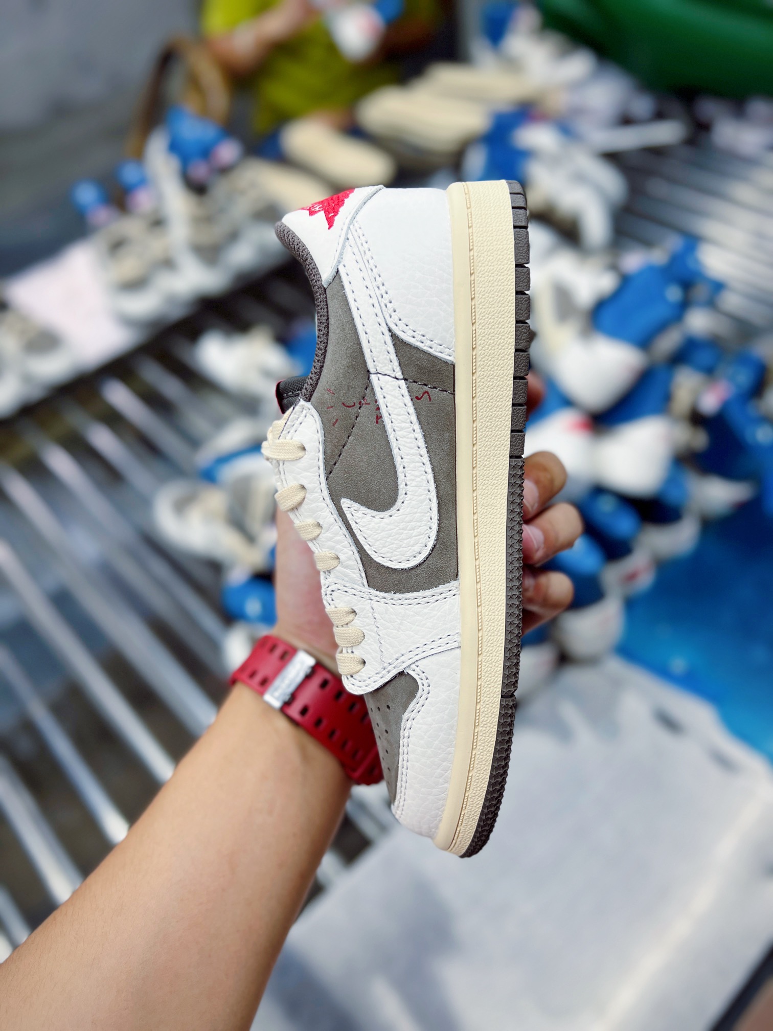 图片[5]-💰240 ＃SZ纯原 Travis Scott x Air Jordan AJ1 Low OG TS联名白棕倒钩低帮中童童鞋 DO5442-162 重新定义童鞋市场 市场第一款原装童鞋 上脚必是全班最靓的仔 原纸板数据开发 原厂配置 市面唯一原装批次区别市面 原厂大底磨具真实半码 同步原厂十三个尺码段 原厂Prime Asia贝利进口皮料加持 原盒原配 原厂拉帮工艺 针距密度一致 后跟弧度收口自然不对折 极致一眼正品既视感 进口电脑针车工艺 鞋面清洁度最高QC检验标准 控制溢胶 广东原厂电绣工艺 鞋标鞋盒 防尘纸 均采购来自原厂 尺码：27.5 28 28.5 29.5 30 31 31.5 32 33 33.5 34 35 36 编码：by3936010-运动鞋