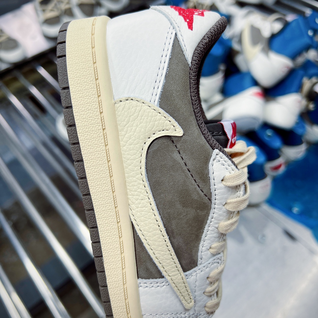 图片[8]-💰240 ＃SZ纯原 Travis Scott x Air Jordan AJ1 Low OG TS联名白棕倒钩低帮中童童鞋 DO5442-162 重新定义童鞋市场 市场第一款原装童鞋 上脚必是全班最靓的仔 原纸板数据开发 原厂配置 市面唯一原装批次区别市面 原厂大底磨具真实半码 同步原厂十三个尺码段 原厂Prime Asia贝利进口皮料加持 原盒原配 原厂拉帮工艺 针距密度一致 后跟弧度收口自然不对折 极致一眼正品既视感 进口电脑针车工艺 鞋面清洁度最高QC检验标准 控制溢胶 广东原厂电绣工艺 鞋标鞋盒 防尘纸 均采购来自原厂 尺码：27.5 28 28.5 29.5 30 31 31.5 32 33 33.5 34 35 36 编码：by3936010-运动鞋