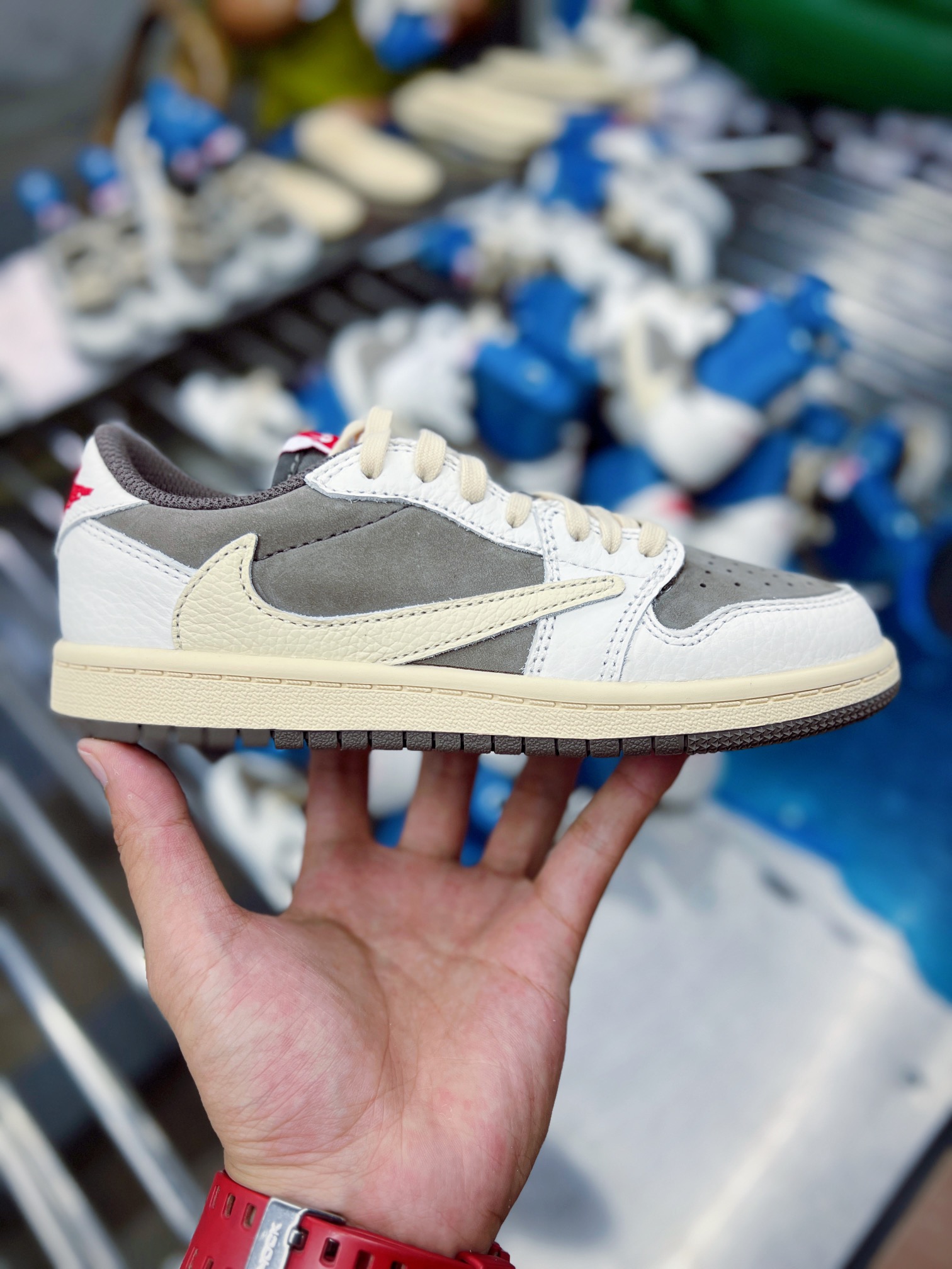 💰240 ＃SZ纯原 Travis Scott x Air Jordan AJ1 Low OG TS联名白棕倒钩低帮中童童鞋 DO5442-162 重新定义童鞋市场 市场第一款原装童鞋 上脚必是全班最靓的仔 原纸板数据开发 原厂配置 市面唯一原装批次区别市面 原厂大底磨具真实半码 同步原厂十三个尺码段 原厂Prime Asia贝利进口皮料加持 原盒原配 原厂拉帮工艺 针距密度一致 后跟弧度收口自然不对折 极致一眼正品既视感 进口电脑针车工艺 鞋面清洁度最高QC检验标准 控制溢胶 广东原厂电绣工艺 鞋标鞋盒 防尘纸 均采购来自原厂 尺码：27.5 28 28.5 29.5 30 31 31.5 32 33 33.5 34 35 36 编码：by3936010-运动鞋