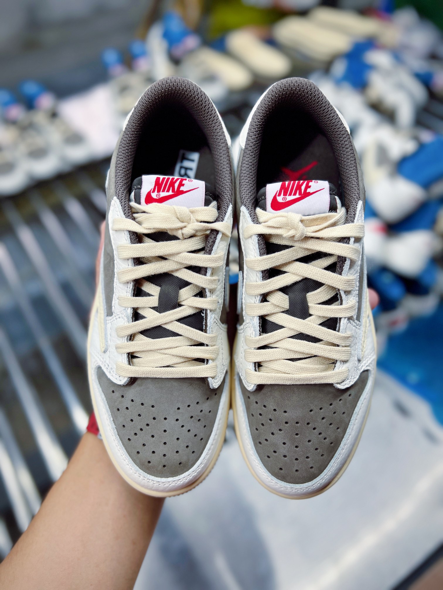 图片[2]-💰240 ＃SZ纯原 Travis Scott x Air Jordan AJ1 Low OG TS联名白棕倒钩低帮中童童鞋 DO5442-162 重新定义童鞋市场 市场第一款原装童鞋 上脚必是全班最靓的仔 原纸板数据开发 原厂配置 市面唯一原装批次区别市面 原厂大底磨具真实半码 同步原厂十三个尺码段 原厂Prime Asia贝利进口皮料加持 原盒原配 原厂拉帮工艺 针距密度一致 后跟弧度收口自然不对折 极致一眼正品既视感 进口电脑针车工艺 鞋面清洁度最高QC检验标准 控制溢胶 广东原厂电绣工艺 鞋标鞋盒 防尘纸 均采购来自原厂 尺码：27.5 28 28.5 29.5 30 31 31.5 32 33 33.5 34 35 36 编码：by3936010-运动鞋