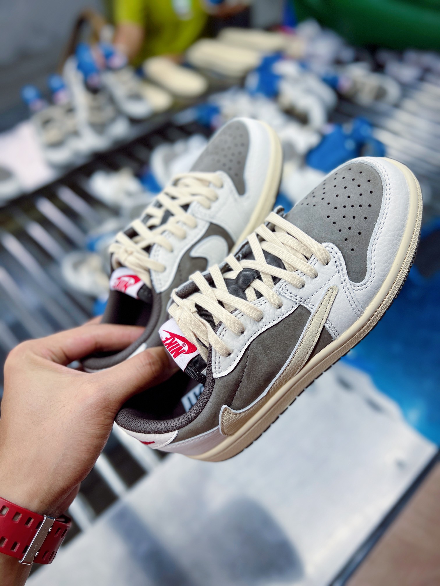 图片[3]-💰240 ＃SZ纯原 Travis Scott x Air Jordan AJ1 Low OG TS联名白棕倒钩低帮中童童鞋 DO5442-162 重新定义童鞋市场 市场第一款原装童鞋 上脚必是全班最靓的仔 原纸板数据开发 原厂配置 市面唯一原装批次区别市面 原厂大底磨具真实半码 同步原厂十三个尺码段 原厂Prime Asia贝利进口皮料加持 原盒原配 原厂拉帮工艺 针距密度一致 后跟弧度收口自然不对折 极致一眼正品既视感 进口电脑针车工艺 鞋面清洁度最高QC检验标准 控制溢胶 广东原厂电绣工艺 鞋标鞋盒 防尘纸 均采购来自原厂 尺码：27.5 28 28.5 29.5 30 31 31.5 32 33 33.5 34 35 36 编码：by3936010-运动鞋