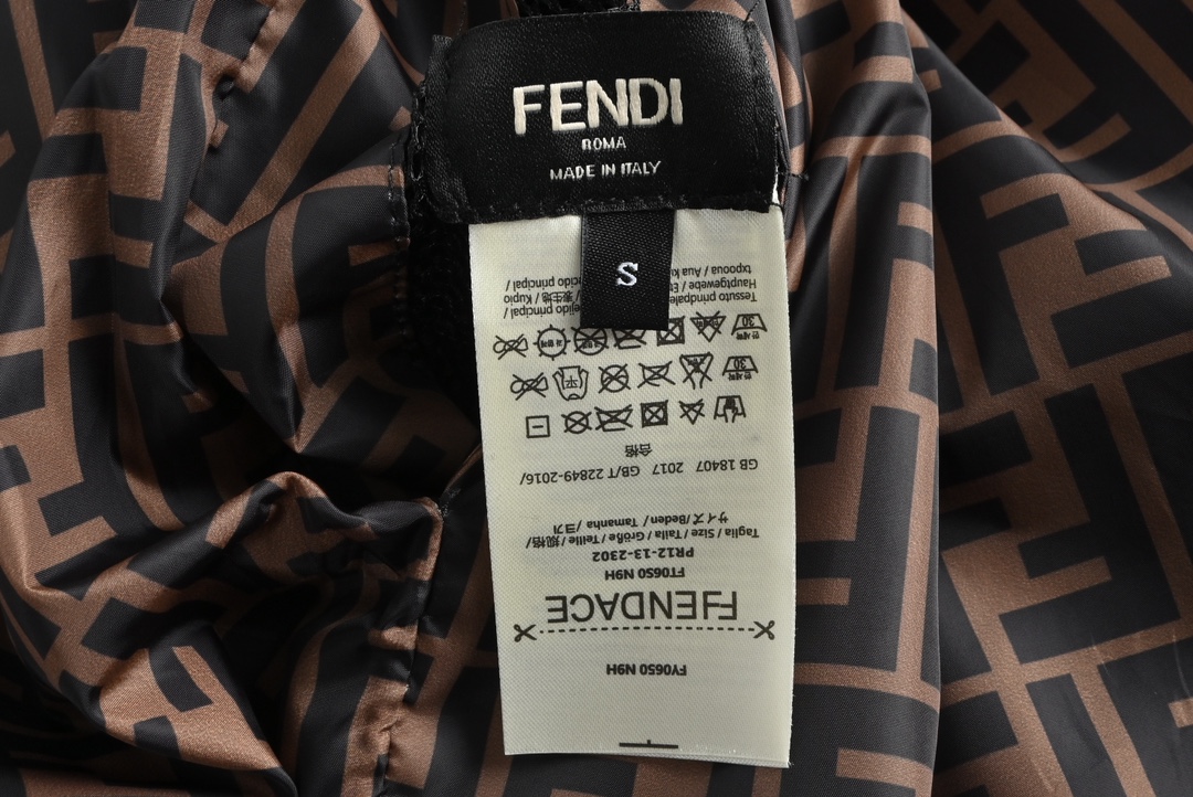 Fendi/芬迪 23Fw 满印logo双面穿风衣外套