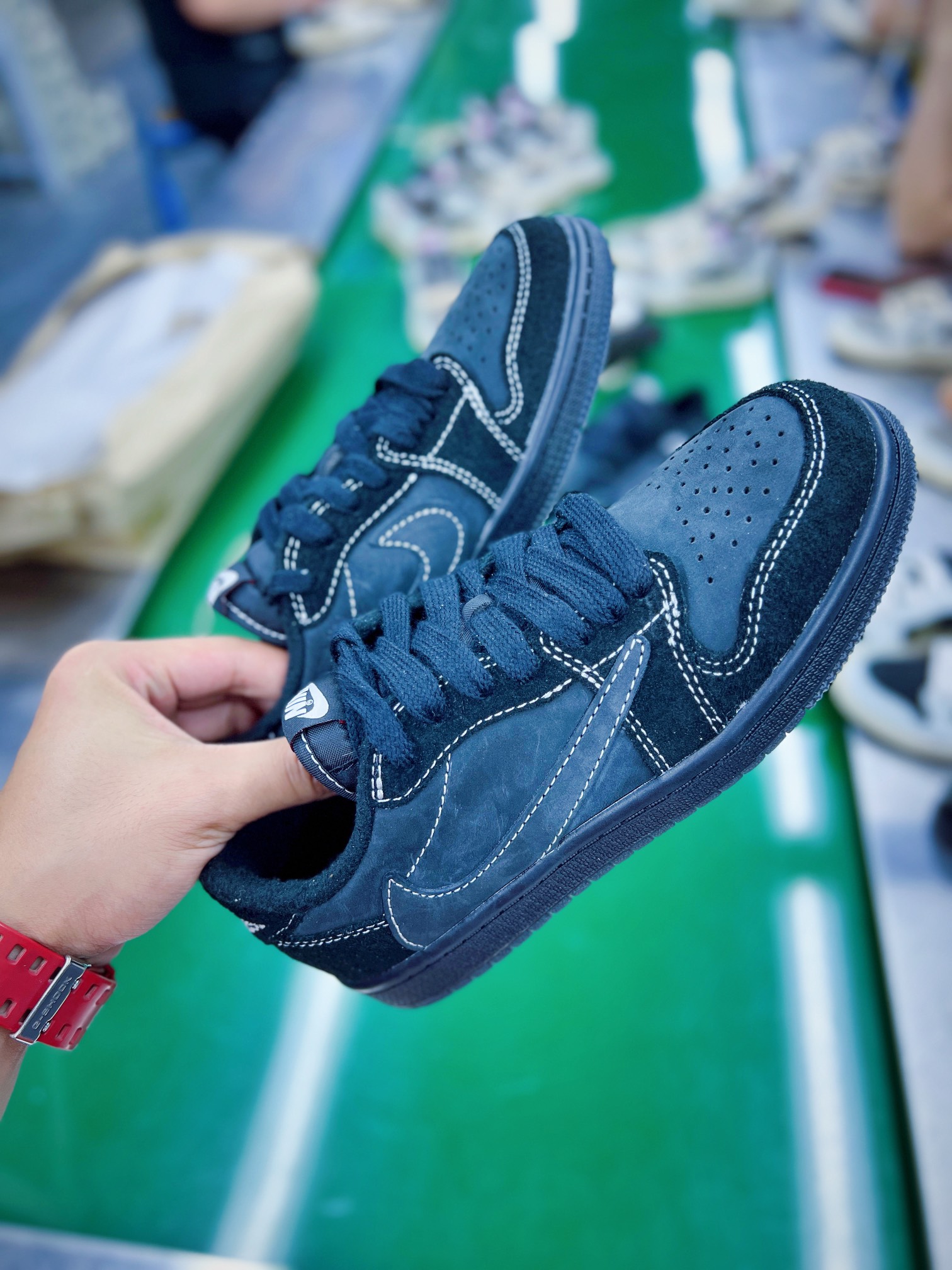 图片[3]-💰240 ＃SZ纯原 Travis Scott x Air Jordan AJ1 Low OG TS联名黑色倒钩低帮中童童鞋 DO5442-001 重新定义童鞋市场 市场第一款原装童鞋 上脚必是全班最靓的仔 原纸板数据开发 原厂配置 市面唯一原装批次区别市面 原厂大底磨具真实半码 同步原厂十三个尺码段 原厂Prime Asia贝利进口皮料加持 原盒原配 原厂拉帮工艺 针距密度一致 后跟弧度收口自然不对折 极致一眼正品既视感 进口电脑针车工艺 鞋面清洁度最高QC检验标准 控制溢胶 广东原厂电绣工艺 鞋标鞋盒 防尘纸 均采购来自原厂 尺码：27.5 28 28.5 29.5 30 31 31.5 32 33 33.5 34 35 36 编码：by3936010-运动鞋