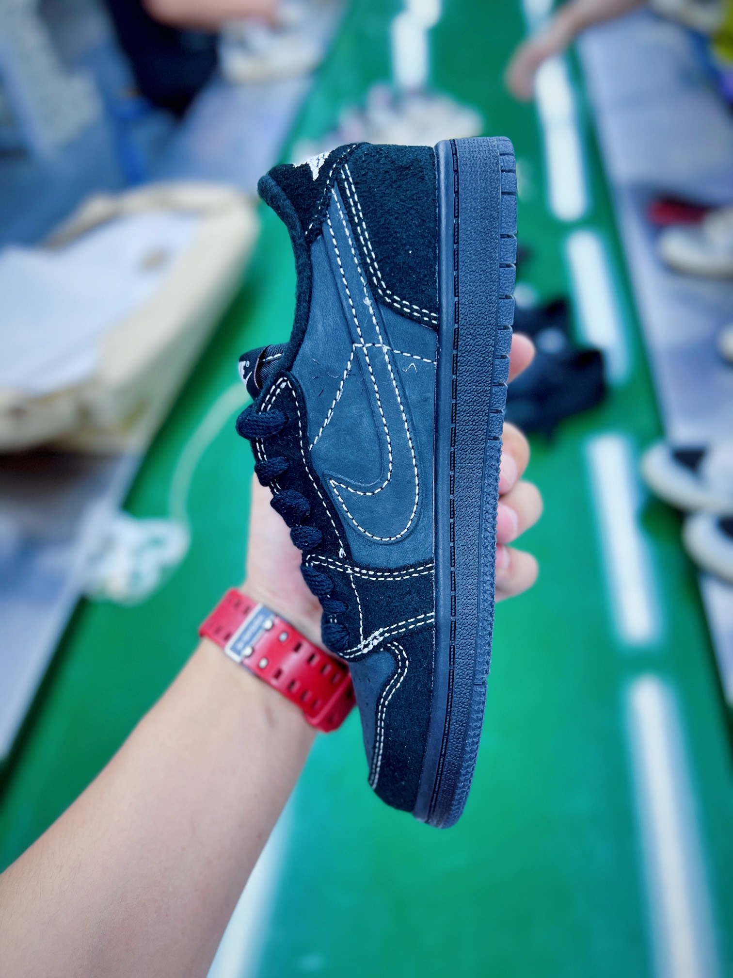 图片[4]-💰240 ＃SZ纯原 Travis Scott x Air Jordan AJ1 Low OG TS联名黑色倒钩低帮中童童鞋 DO5442-001 重新定义童鞋市场 市场第一款原装童鞋 上脚必是全班最靓的仔 原纸板数据开发 原厂配置 市面唯一原装批次区别市面 原厂大底磨具真实半码 同步原厂十三个尺码段 原厂Prime Asia贝利进口皮料加持 原盒原配 原厂拉帮工艺 针距密度一致 后跟弧度收口自然不对折 极致一眼正品既视感 进口电脑针车工艺 鞋面清洁度最高QC检验标准 控制溢胶 广东原厂电绣工艺 鞋标鞋盒 防尘纸 均采购来自原厂 尺码：27.5 28 28.5 29.5 30 31 31.5 32 33 33.5 34 35 36 编码：by3936010-运动鞋