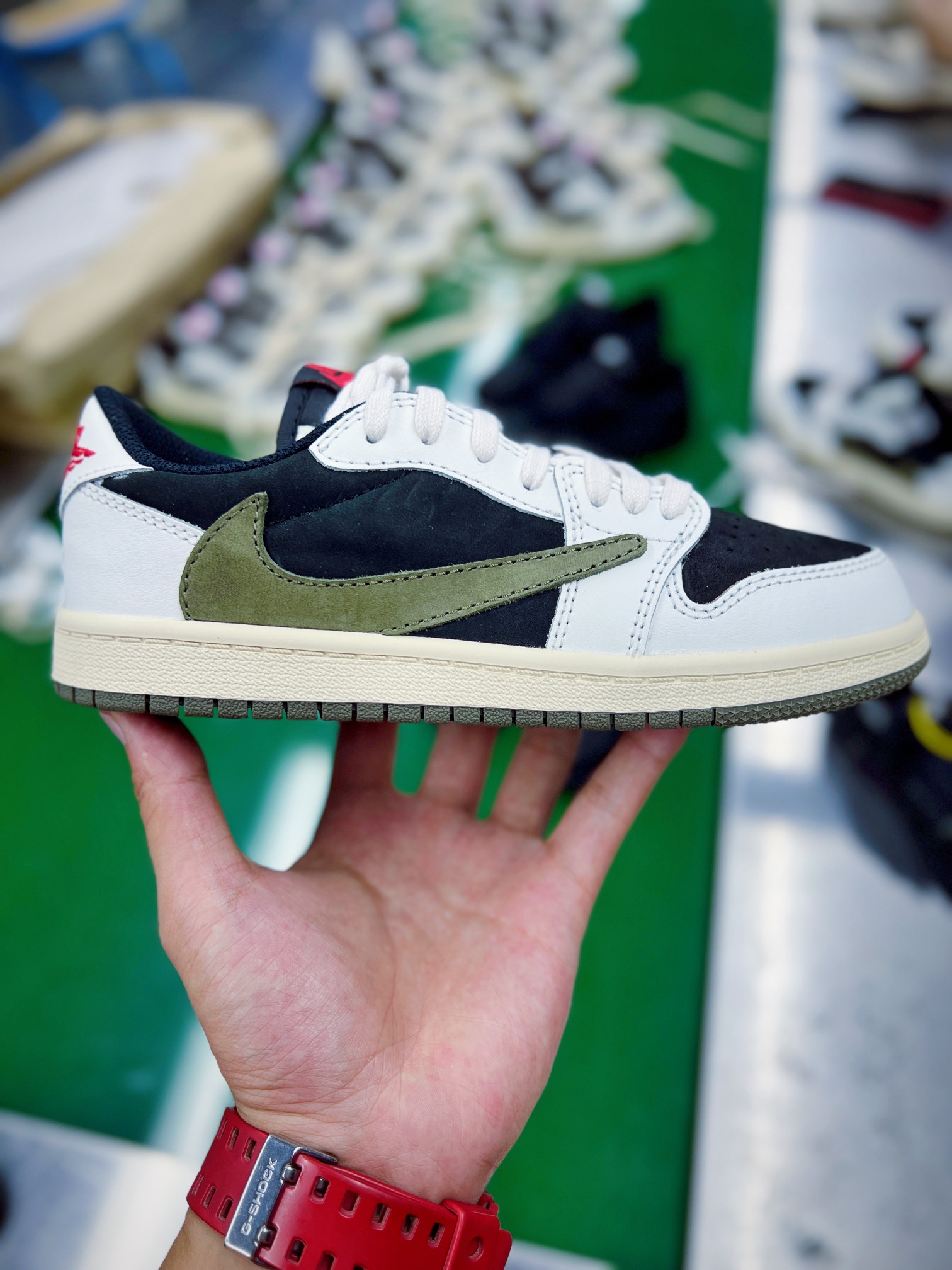 💰240 ＃SZ纯原 Travis Scott x Air Jordan AJ1 Low OG TS联名白黑绿倒钩低帮中童童鞋 DZ5909-106 重新定义童鞋市场 市场第一款原装童鞋 上脚必是全班最靓的仔 原纸板数据开发 原厂配置 市面唯一原装批次区别市面 原厂大底磨具真实半码 同步原厂十三个尺码段 原厂Prime Asia贝利进口皮料加持 原盒原配 原厂拉帮工艺 针距密度一致 后跟弧度收口自然不对折 极致一眼正品既视感 进口电脑针车工艺 鞋面清洁度最高QC检验标准 控制溢胶 广东原厂电绣工艺 鞋标鞋盒 防尘纸 均采购来自原厂 尺码：27.5 28 28.5 29.5 30 31 31.5 32 33 33.5 34 35 36 编码：by3936010-运动鞋