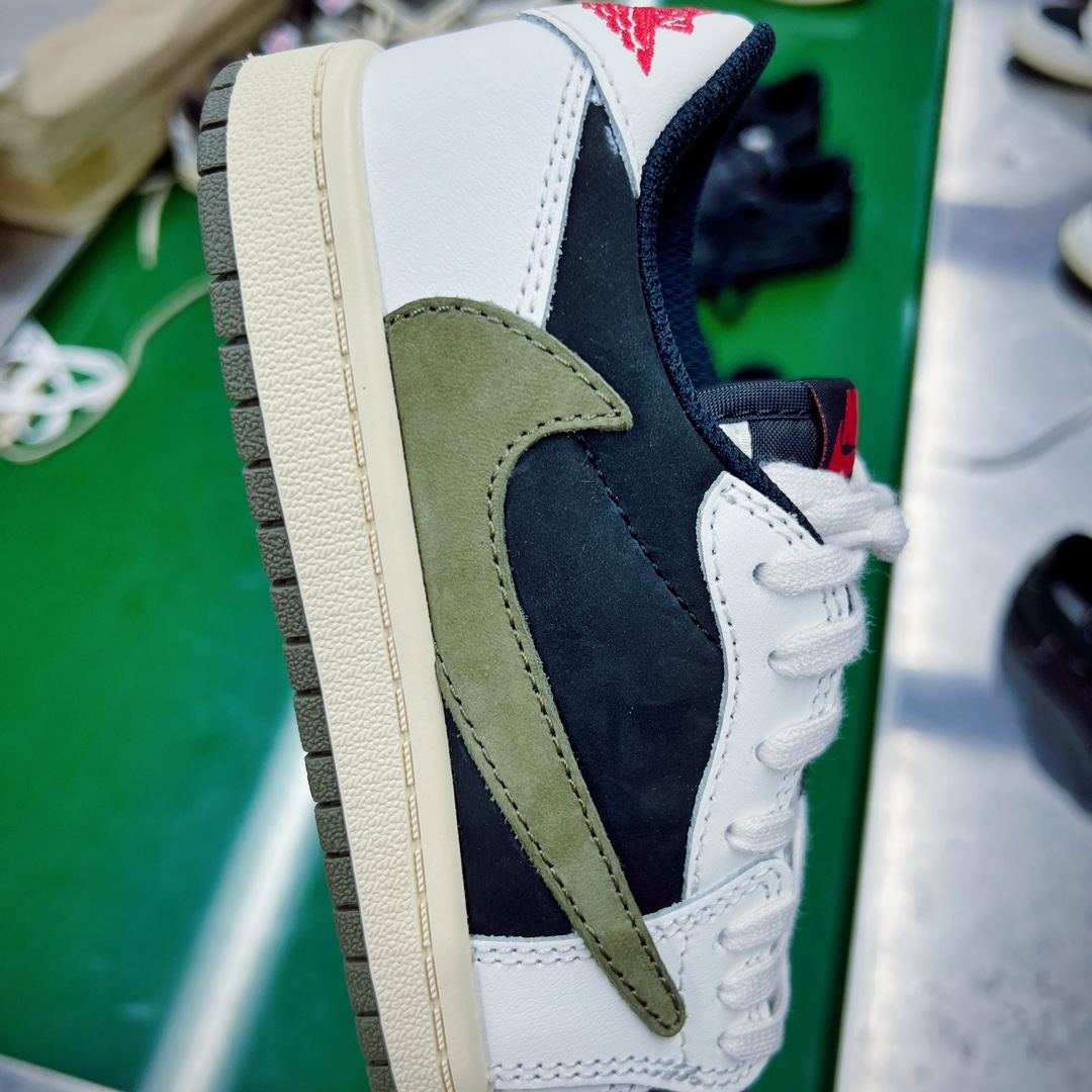 图片[8]-💰240 ＃SZ纯原 Travis Scott x Air Jordan AJ1 Low OG TS联名白黑绿倒钩低帮中童童鞋 DZ5909-106 重新定义童鞋市场 市场第一款原装童鞋 上脚必是全班最靓的仔 原纸板数据开发 原厂配置 市面唯一原装批次区别市面 原厂大底磨具真实半码 同步原厂十三个尺码段 原厂Prime Asia贝利进口皮料加持 原盒原配 原厂拉帮工艺 针距密度一致 后跟弧度收口自然不对折 极致一眼正品既视感 进口电脑针车工艺 鞋面清洁度最高QC检验标准 控制溢胶 广东原厂电绣工艺 鞋标鞋盒 防尘纸 均采购来自原厂 尺码：27.5 28 28.5 29.5 30 31 31.5 32 33 33.5 34 35 36 编码：by3936010-运动鞋