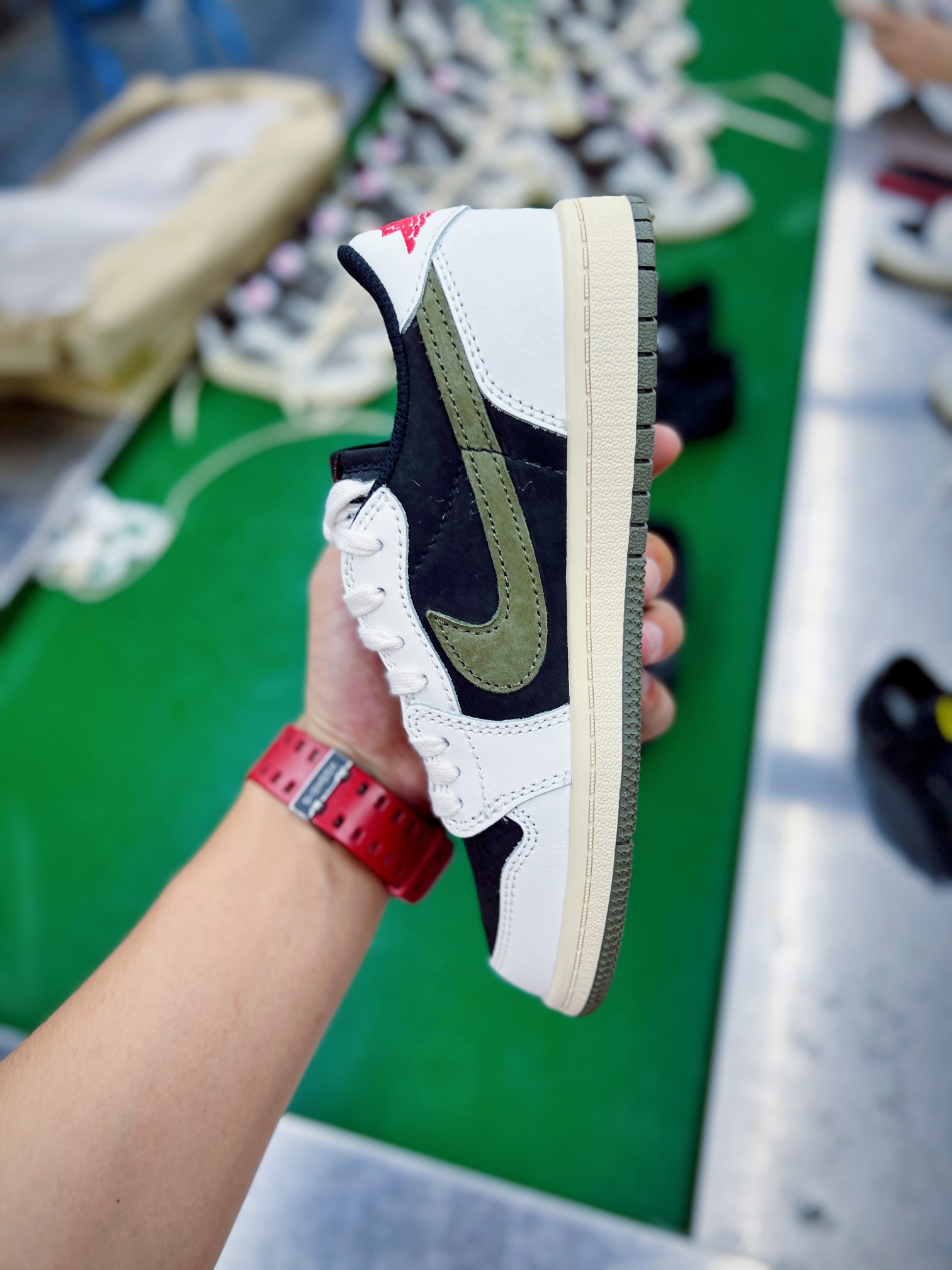 图片[5]-💰240 ＃SZ纯原 Travis Scott x Air Jordan AJ1 Low OG TS联名白黑绿倒钩低帮中童童鞋 DZ5909-106 重新定义童鞋市场 市场第一款原装童鞋 上脚必是全班最靓的仔 原纸板数据开发 原厂配置 市面唯一原装批次区别市面 原厂大底磨具真实半码 同步原厂十三个尺码段 原厂Prime Asia贝利进口皮料加持 原盒原配 原厂拉帮工艺 针距密度一致 后跟弧度收口自然不对折 极致一眼正品既视感 进口电脑针车工艺 鞋面清洁度最高QC检验标准 控制溢胶 广东原厂电绣工艺 鞋标鞋盒 防尘纸 均采购来自原厂 尺码：27.5 28 28.5 29.5 30 31 31.5 32 33 33.5 34 35 36 编码：by3936010-运动鞋