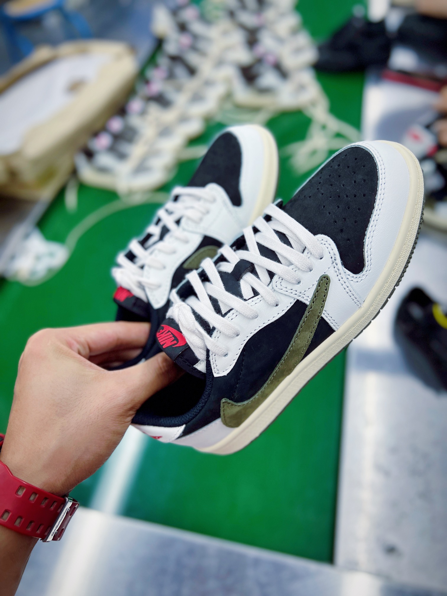 图片[3]-💰240 ＃SZ纯原 Travis Scott x Air Jordan AJ1 Low OG TS联名白黑绿倒钩低帮中童童鞋 DZ5909-106 重新定义童鞋市场 市场第一款原装童鞋 上脚必是全班最靓的仔 原纸板数据开发 原厂配置 市面唯一原装批次区别市面 原厂大底磨具真实半码 同步原厂十三个尺码段 原厂Prime Asia贝利进口皮料加持 原盒原配 原厂拉帮工艺 针距密度一致 后跟弧度收口自然不对折 极致一眼正品既视感 进口电脑针车工艺 鞋面清洁度最高QC检验标准 控制溢胶 广东原厂电绣工艺 鞋标鞋盒 防尘纸 均采购来自原厂 尺码：27.5 28 28.5 29.5 30 31 31.5 32 33 33.5 34 35 36 编码：by3936010-运动鞋