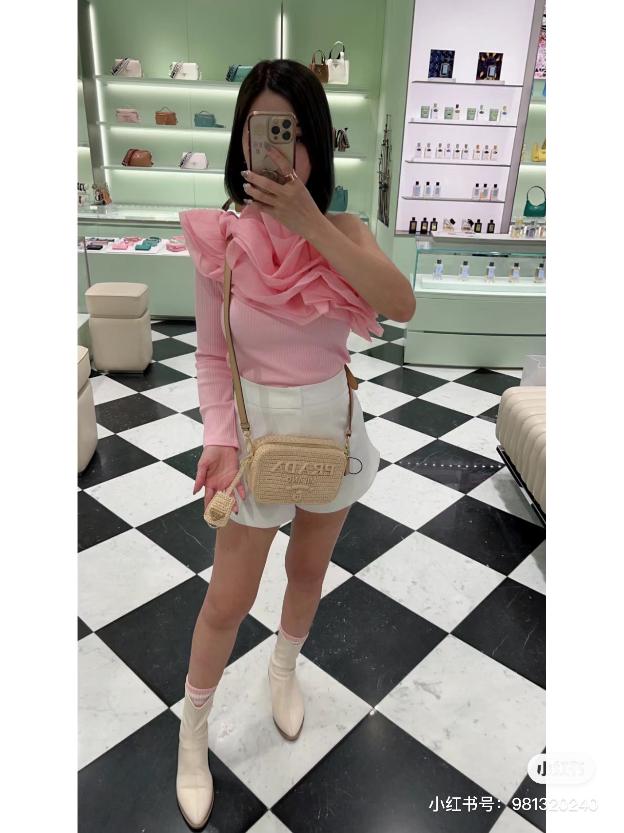 Prada Of course I have to record it~ hold the camera bag for the summer