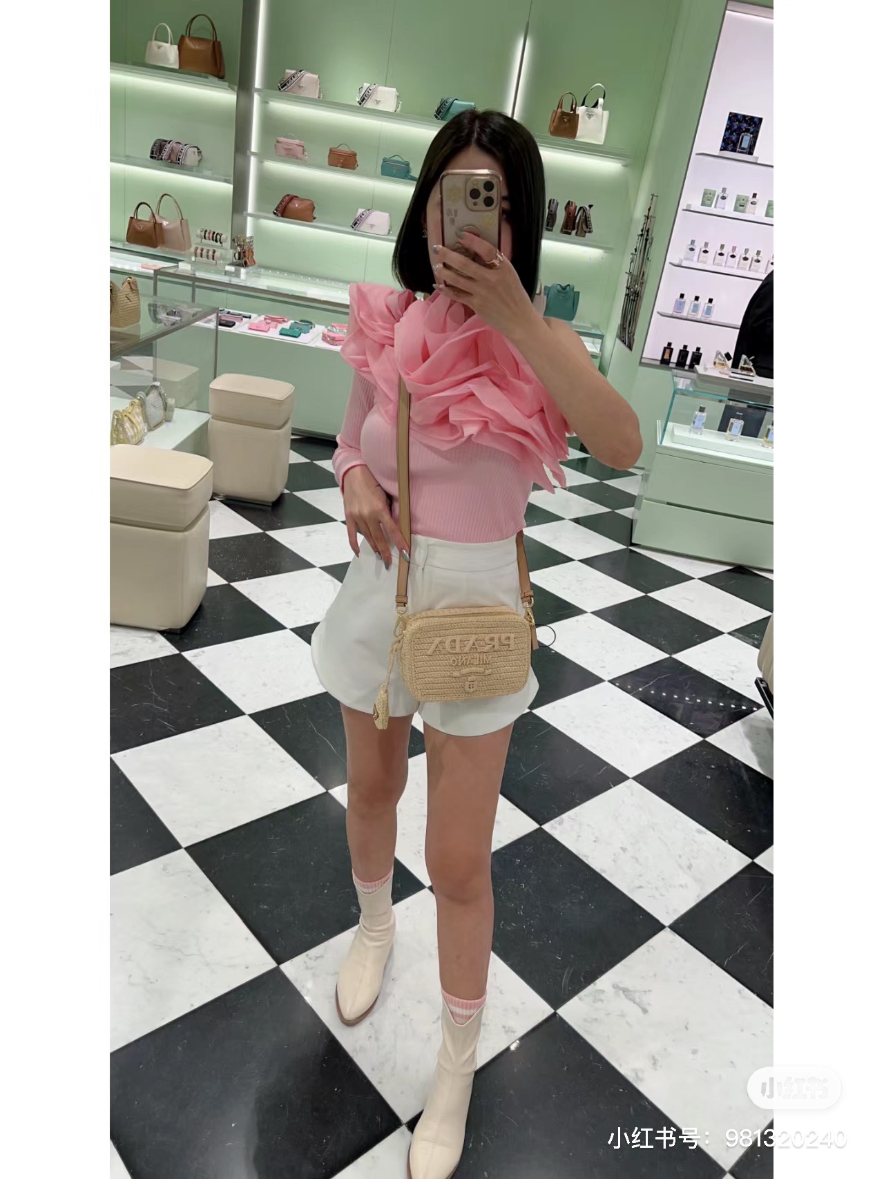 Prada Of course I have to record it~ hold the camera bag for the summer