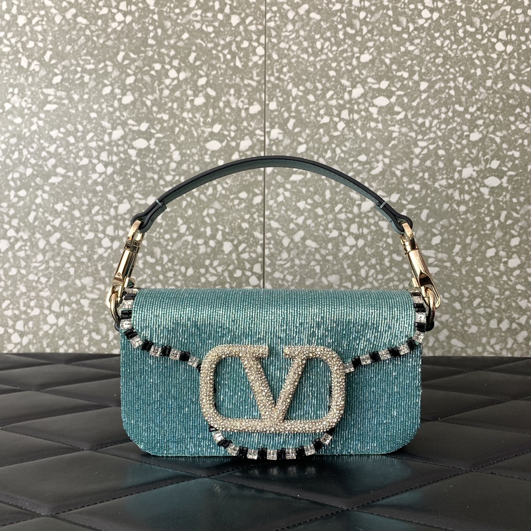 NO:177953,New new spot Garavani Mini Loco handbag trim and VLogo Signature logo are decorated with Swarovski imitation crystals, and are decorated with sequin beads throughout. Thanks to the design of removable handles and sliding chains, the handbag can be used as a clutch for different shapes. - Palladium tone accessories - Magnetic buckle opening and closing - Removable leather handle - Removable sliding chain shoulder straps - Soft sheep leather lining - Internal open pockets, - Size 1910.55cm - Model number 5032B, Valentino, valentino, swarovski, handbag19860909New新款现货Garavani Mini Loco手袋的饰边和VLogo Signature 标识均饰有施华洛世奇仿水晶,通体饰有亮片珠.得益于可拆下提手和滑动链条的设计,该款手袋即可肩背斜挎亦可用作手拿包,打造不同造型. - 钯金色调配件 -磁扣开合 -可拆卸皮革提手 -可拆卸滑动链条肩带 -软羊革衬里 -内部配开敞式口袋, - 尺寸1910.55cm - 款号5032B,华伦天奴,valentino,swarovski,handbag,Bag