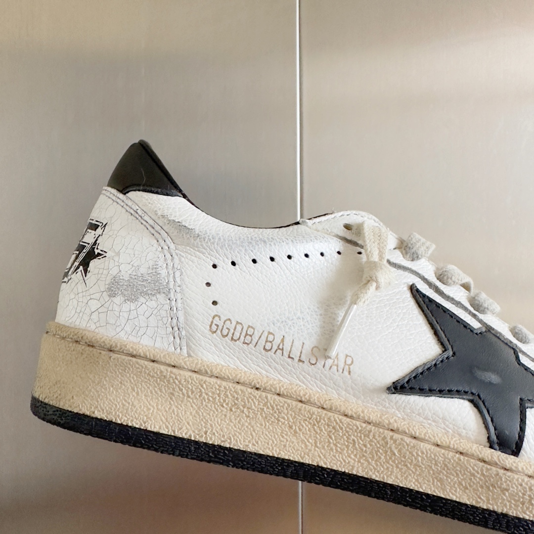 Alexander McQueen GGDB火红程度比小白鞋还要早，打破传统审美，小脏鞋做到了明星私服上脚示范 就是这么百搭 再也不用担心洗鞋的问题啦