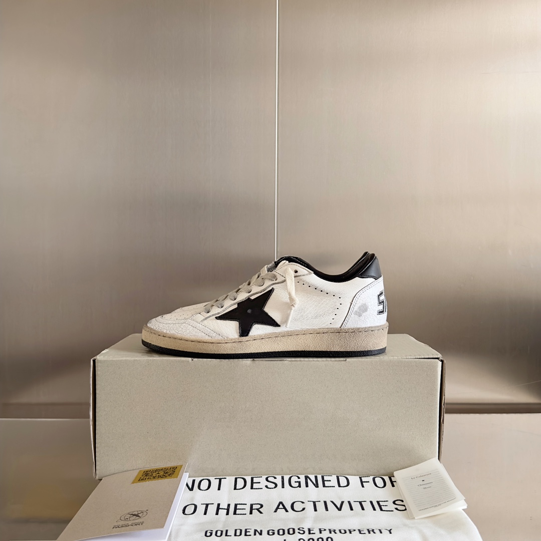 Alexander McQueen GGDB火红程度比小白鞋还要早，打破传统审美，小脏鞋做到了明星私服上脚示范 就是这么百搭 再也不用担心洗鞋的问题啦