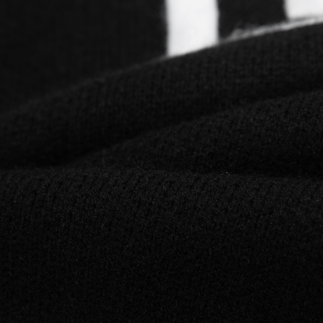 Givenchy Men’s Black Nylon Bag Sweater with Unique Yarn for Style and Comfort. - 图片 9