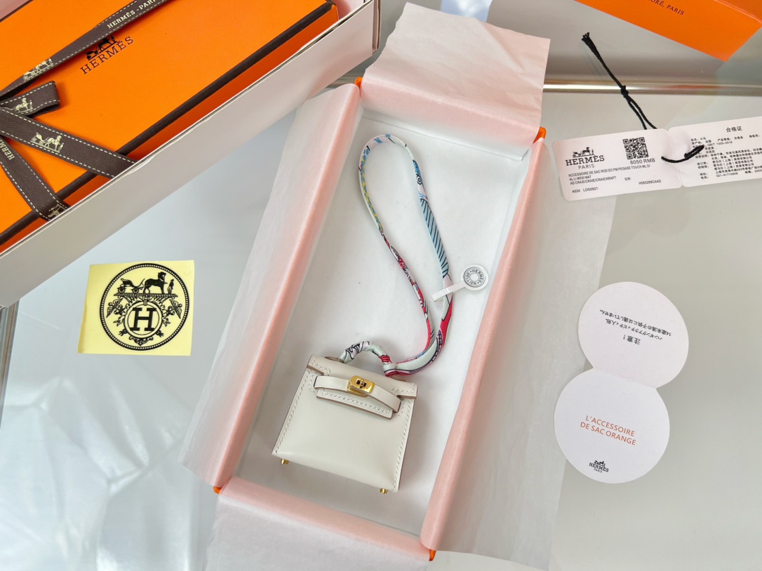 NO:617240,Hermes Hermes Mini Kelly Bag (Chalk White) H Home kelly twilly pendant Mini bag pendant box leather limited edition hardware gold color platinum leather first layer cowhide craftsmanship, hermes,hermes,cowhide,gold19860909爱马仕 Hermes迷你凯莉包（粉笔白） H家 kelly twilly挂饰 Mini 包挂 box皮 限量版 五金黄金色 白金色 皮料头层牛皮 工艺全手工制作,,hermes,hermes,cowhide,gold,accessory
