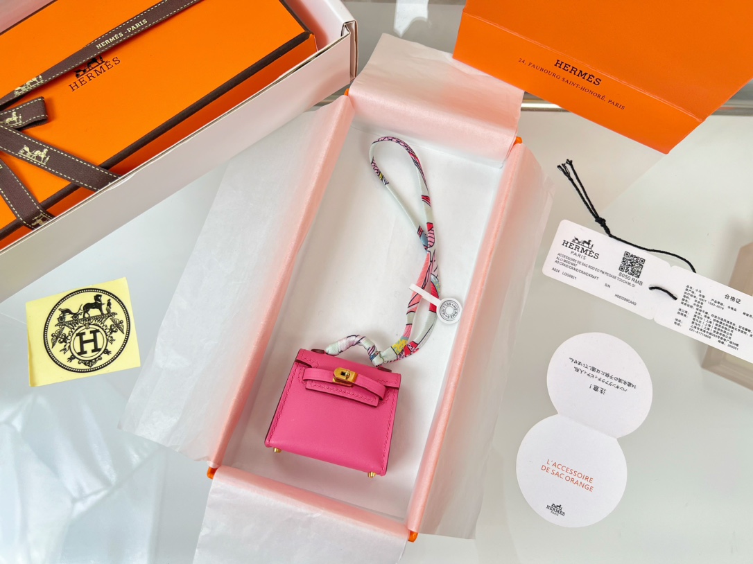 NO:617243,Hermes Hermes Mini Kelly Bag (Lipstick Powder) H Home kelly twilly pendant Mini bag pendant box leather limited edition hardware gold color platinum leather first layer cowhide craftsmanship, hermes,hermes,cowhide,gold19860909爱马仕 Hermes迷你凯莉包（唇膏粉） H家 kelly twilly挂饰 Mini 包挂 box皮 限量版 五金黄金色 白金色 皮料头层牛皮 工艺全手工制作,,hermes,hermes,cowhide,gold,accessory