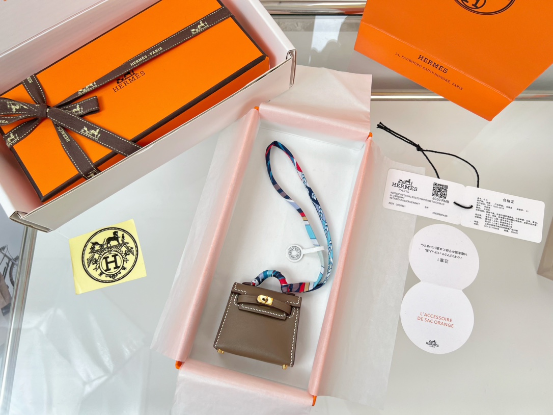 NO:617246,Hermes Hermes Mini Kelly Bag (Elephant Gray) H Home kelly twilly pendant Mini bag pendant box leather limited edition hardware gold color platinum leather first layer cowhide craftsmanship, hermes,hermes,cowhide,gold19860909爱马仕 Hermes迷你凯莉包（大象灰） H家 kelly twilly挂饰 Mini 包挂 box皮 限量版 五金黄金色 白金色 皮料头层牛皮 工艺全手工制作,,hermes,hermes,cowhide,gold,accessory