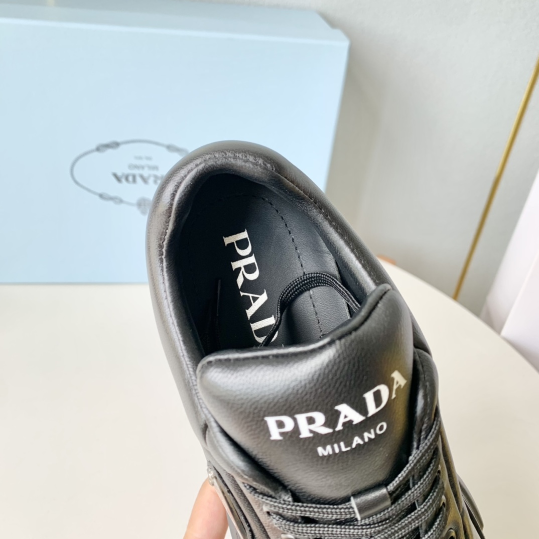 Prad*a2023年最新款软呼呼的三角扣面包厚底松糕鞋胖嘟嘟的感觉底厚6cm尺码:35-40