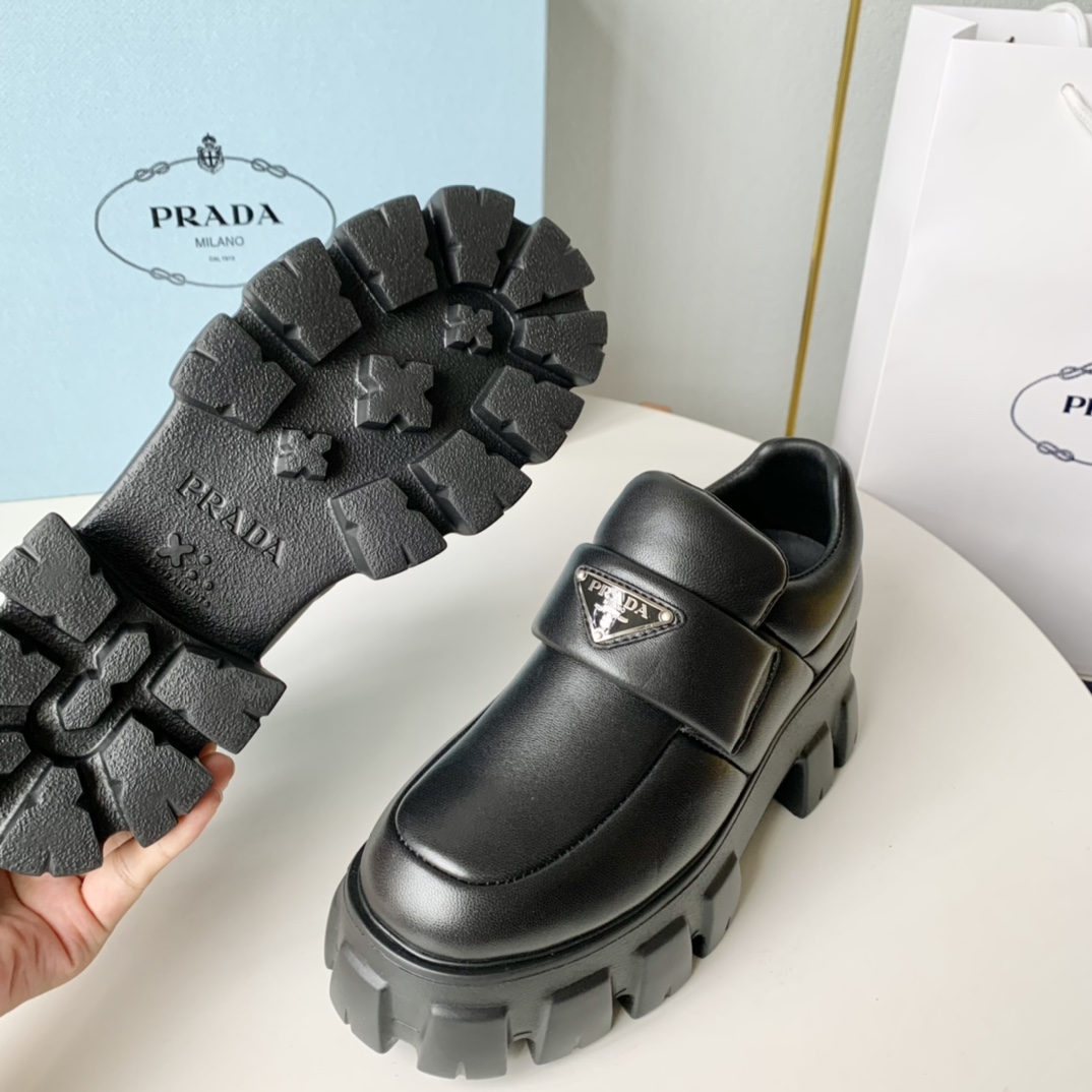 Prad*a2023年最新款软呼呼的三角扣面包厚底松糕鞋胖嘟嘟的感觉底厚6cm尺码:35-40