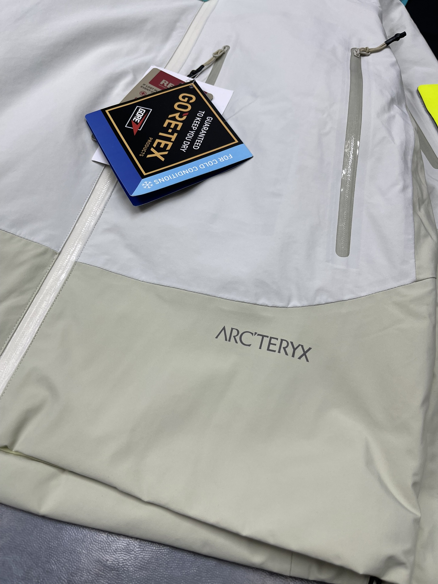 💰330【爆款上架】🔥始祖鸟 Arcter滑雪系列AxisInsulated

（注意⚠️防伪扣拆下不退换‼️‼️）

Jacket户外防风防水拼色保暖可收纳连帽棉服夹克外套冬季 情侣款
今年始祖鸟的王炸款 大表姐刘雯同款 白敬亭助力 潮流风向标 💥 原版购入开发 
①整体采用无缝压胶工艺
结实耐磨的面料，透气性较佳~
②两个带拉链的胸袋
内置口袋和一个置物袋定制
设计精巧的上臂口袋提高透气性外置口袋
可调节袖和无缝压胶工艺防水透气户外通勤兼备
防水拉链全系辅料全部开模定制
袖上有 Velcro&reg;魔术贴
③ 3L GORE TEX Cknit 40d
gsm ePTFE带可拆卸反光贴片
多层薄膜的100%尼龙面料
20d尼龙平纹织物面料
④经DWR防泼水处理 40gsm，TPU拉链头
填充物为 CoreloftTM Continuous65 (65g/m2)
保暖材料，背部印 Arc teryx品牌标识
⑤ StoWHOOdTM风帽调节后可以保护头部
不用时又可利索地用拉链收起
⑥反光布幅提升安全性
安全袋可存放手机和小件必需品
SIZE：S M L XL
尺码   胸围   衣长   推荐身高      推荐体重
 S         118      66     155~175      90~130
 M        122      68     165~175      130~150
 L          126      71      170~180     160~180
 XL        130     74      175~185      170～190