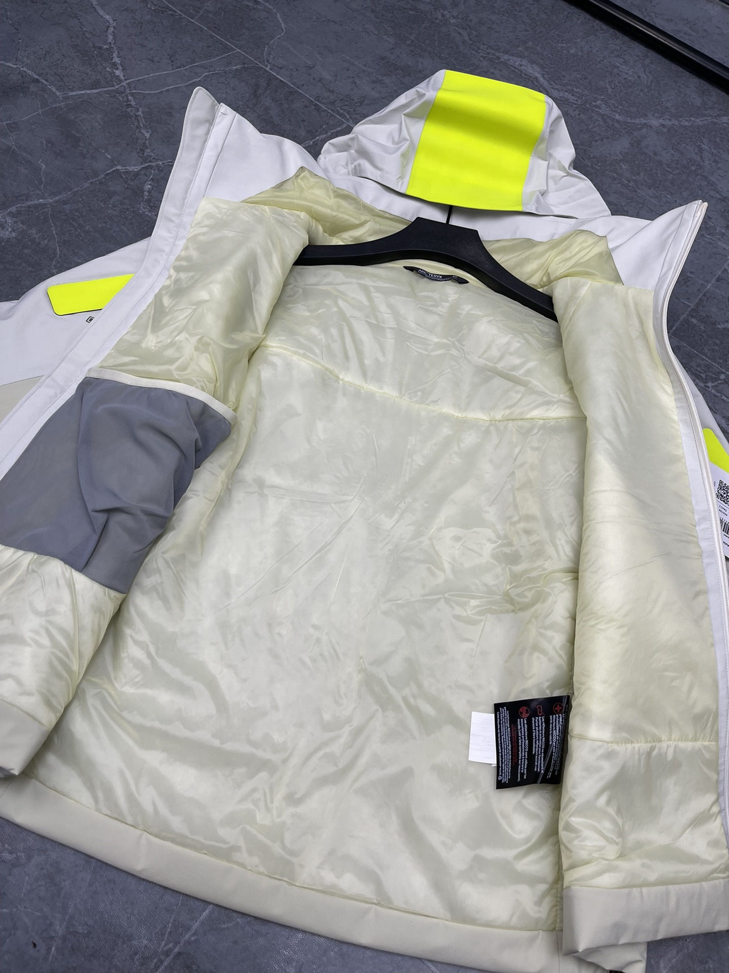 💰330【爆款上架】🔥始祖鸟 Arcter滑雪系列AxisInsulated

（注意⚠️防伪扣拆下不退换‼️‼️）

Jacket户外防风防水拼色保暖可收纳连帽棉服夹克外套冬季 情侣款
今年始祖鸟的王炸款 大表姐刘雯同款 白敬亭助力 潮流风向标 💥 原版购入开发 
①整体采用无缝压胶工艺
结实耐磨的面料，透气性较佳~
②两个带拉链的胸袋
内置口袋和一个置物袋定制
设计精巧的上臂口袋提高透气性外置口袋
可调节袖和无缝压胶工艺防水透气户外通勤兼备
防水拉链全系辅料全部开模定制
袖上有 Velcro&reg;魔术贴
③ 3L GORE TEX Cknit 40d
gsm ePTFE带可拆卸反光贴片
多层薄膜的100%尼龙面料
20d尼龙平纹织物面料
④经DWR防泼水处理 40gsm，TPU拉链头
填充物为 CoreloftTM Continuous65 (65g/m2)
保暖材料，背部印 Arc teryx品牌标识
⑤ StoWHOOdTM风帽调节后可以保护头部
不用时又可利索地用拉链收起
⑥反光布幅提升安全性
安全袋可存放手机和小件必需品
SIZE：S M L XL
尺码   胸围   衣长   推荐身高      推荐体重
 S         118      66     155~175      90~130
 M        122      68     165~175      130~150
 L          126      71      170~180     160~180
 XL        130     74      175~185      170～190