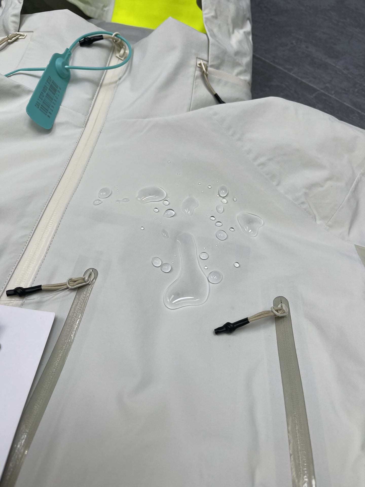 💰330【爆款上架】🔥始祖鸟 Arcter滑雪系列AxisInsulated

（注意⚠️防伪扣拆下不退换‼️‼️）

Jacket户外防风防水拼色保暖可收纳连帽棉服夹克外套冬季 情侣款
今年始祖鸟的王炸款 大表姐刘雯同款 白敬亭助力 潮流风向标 💥 原版购入开发 
①整体采用无缝压胶工艺
结实耐磨的面料，透气性较佳~
②两个带拉链的胸袋
内置口袋和一个置物袋定制
设计精巧的上臂口袋提高透气性外置口袋
可调节袖和无缝压胶工艺防水透气户外通勤兼备
防水拉链全系辅料全部开模定制
袖上有 Velcro&reg;魔术贴
③ 3L GORE TEX Cknit 40d
gsm ePTFE带可拆卸反光贴片
多层薄膜的100%尼龙面料
20d尼龙平纹织物面料
④经DWR防泼水处理 40gsm，TPU拉链头
填充物为 CoreloftTM Continuous65 (65g/m2)
保暖材料，背部印 Arc teryx品牌标识
⑤ StoWHOOdTM风帽调节后可以保护头部
不用时又可利索地用拉链收起
⑥反光布幅提升安全性
安全袋可存放手机和小件必需品
SIZE：S M L XL
尺码   胸围   衣长   推荐身高      推荐体重
 S         118      66     155~175      90~130
 M        122      68     165~175      130~150
 L          126      71      170~180     160~180
 XL        130     74      175~185      170～190