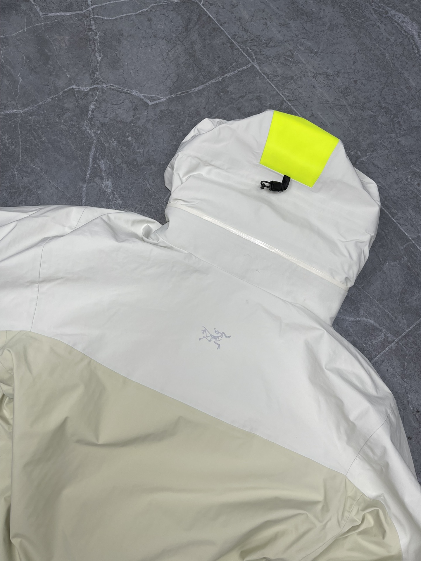 💰330【爆款上架】🔥始祖鸟 Arcter滑雪系列AxisInsulated

（注意⚠️防伪扣拆下不退换‼️‼️）

Jacket户外防风防水拼色保暖可收纳连帽棉服夹克外套冬季 情侣款
今年始祖鸟的王炸款 大表姐刘雯同款 白敬亭助力 潮流风向标 💥 原版购入开发 
①整体采用无缝压胶工艺
结实耐磨的面料，透气性较佳~
②两个带拉链的胸袋
内置口袋和一个置物袋定制
设计精巧的上臂口袋提高透气性外置口袋
可调节袖和无缝压胶工艺防水透气户外通勤兼备
防水拉链全系辅料全部开模定制
袖上有 Velcro&reg;魔术贴
③ 3L GORE TEX Cknit 40d
gsm ePTFE带可拆卸反光贴片
多层薄膜的100%尼龙面料
20d尼龙平纹织物面料
④经DWR防泼水处理 40gsm，TPU拉链头
填充物为 CoreloftTM Continuous65 (65g/m2)
保暖材料，背部印 Arc teryx品牌标识
⑤ StoWHOOdTM风帽调节后可以保护头部
不用时又可利索地用拉链收起
⑥反光布幅提升安全性
安全袋可存放手机和小件必需品
SIZE：S M L XL
尺码   胸围   衣长   推荐身高      推荐体重
 S         118      66     155~175      90~130
 M        122      68     165~175      130~150
 L          126      71      170~180     160~180
 XL        130     74      175~185      170～190