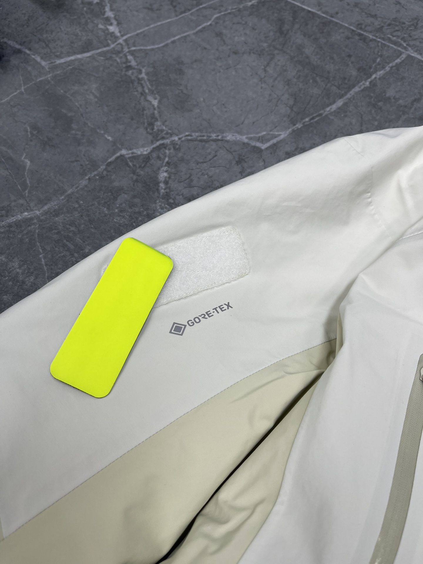 💰330【爆款上架】🔥始祖鸟 Arcter滑雪系列AxisInsulated

（注意⚠️防伪扣拆下不退换‼️‼️）

Jacket户外防风防水拼色保暖可收纳连帽棉服夹克外套冬季 情侣款
今年始祖鸟的王炸款 大表姐刘雯同款 白敬亭助力 潮流风向标 💥 原版购入开发 
①整体采用无缝压胶工艺
结实耐磨的面料，透气性较佳~
②两个带拉链的胸袋
内置口袋和一个置物袋定制
设计精巧的上臂口袋提高透气性外置口袋
可调节袖和无缝压胶工艺防水透气户外通勤兼备
防水拉链全系辅料全部开模定制
袖上有 Velcro&reg;魔术贴
③ 3L GORE TEX Cknit 40d
gsm ePTFE带可拆卸反光贴片
多层薄膜的100%尼龙面料
20d尼龙平纹织物面料
④经DWR防泼水处理 40gsm，TPU拉链头
填充物为 CoreloftTM Continuous65 (65g/m2)
保暖材料，背部印 Arc teryx品牌标识
⑤ StoWHOOdTM风帽调节后可以保护头部
不用时又可利索地用拉链收起
⑥反光布幅提升安全性
安全袋可存放手机和小件必需品
SIZE：S M L XL
尺码   胸围   衣长   推荐身高      推荐体重
 S         118      66     155~175      90~130
 M        122      68     165~175      130~150
 L          126      71      170~180     160~180
 XL        130     74      175~185      170～190