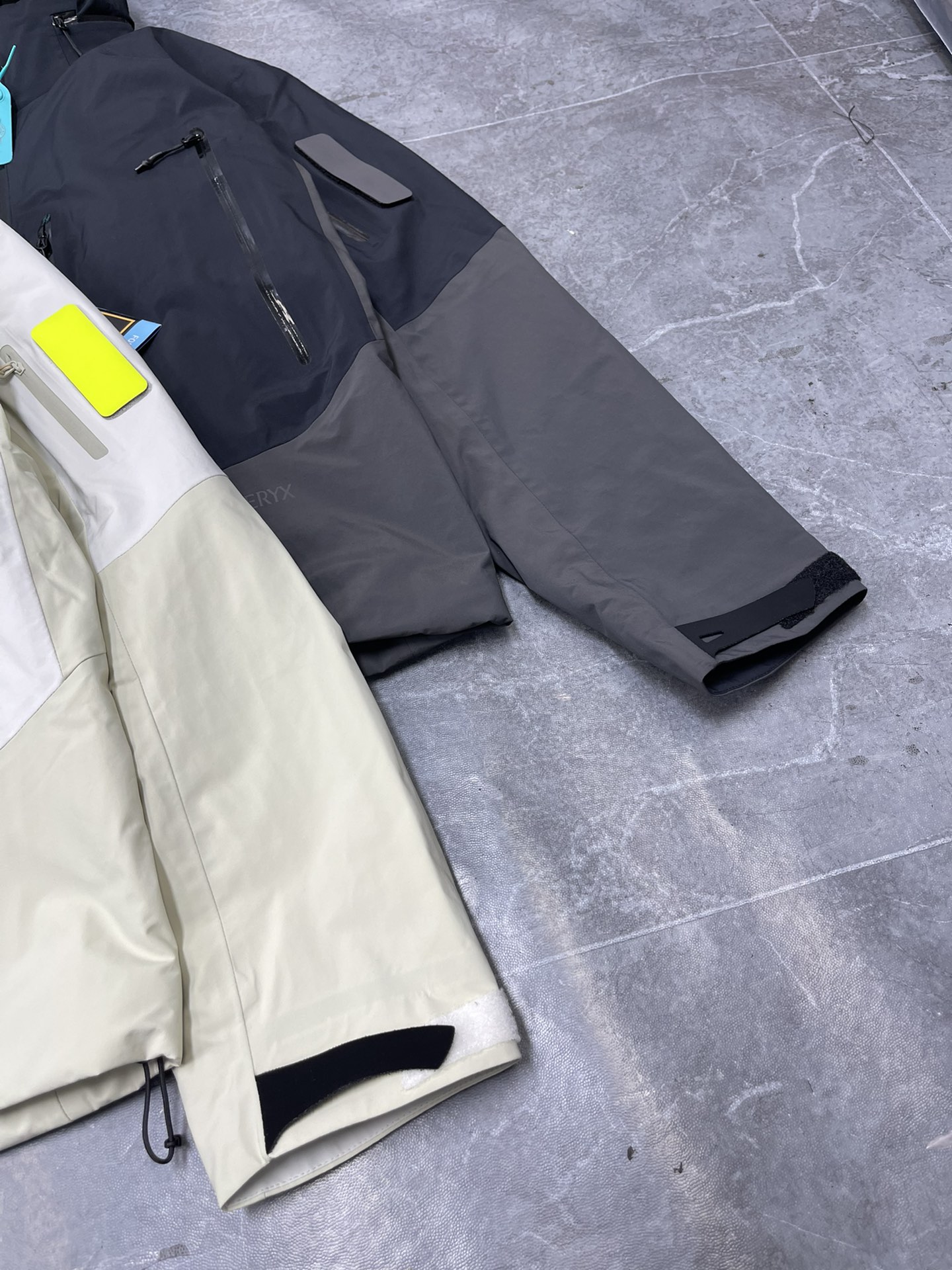 💰330【爆款上架】🔥始祖鸟 Arcter滑雪系列AxisInsulated

（注意⚠️防伪扣拆下不退换‼️‼️）

Jacket户外防风防水拼色保暖可收纳连帽棉服夹克外套冬季 情侣款
今年始祖鸟的王炸款 大表姐刘雯同款 白敬亭助力 潮流风向标 💥 原版购入开发 
①整体采用无缝压胶工艺
结实耐磨的面料，透气性较佳~
②两个带拉链的胸袋
内置口袋和一个置物袋定制
设计精巧的上臂口袋提高透气性外置口袋
可调节袖和无缝压胶工艺防水透气户外通勤兼备
防水拉链全系辅料全部开模定制
袖上有 Velcro&reg;魔术贴
③ 3L GORE TEX Cknit 40d
gsm ePTFE带可拆卸反光贴片
多层薄膜的100%尼龙面料
20d尼龙平纹织物面料
④经DWR防泼水处理 40gsm，TPU拉链头
填充物为 CoreloftTM Continuous65 (65g/m2)
保暖材料，背部印 Arc teryx品牌标识
⑤ StoWHOOdTM风帽调节后可以保护头部
不用时又可利索地用拉链收起
⑥反光布幅提升安全性
安全袋可存放手机和小件必需品
SIZE：S M L XL
尺码   胸围   衣长   推荐身高      推荐体重
 S         118      66     155~175      90~130
 M        122      68     165~175      130~150
 L          126      71      170~180     160~180
 XL        130     74      175~185      170～190