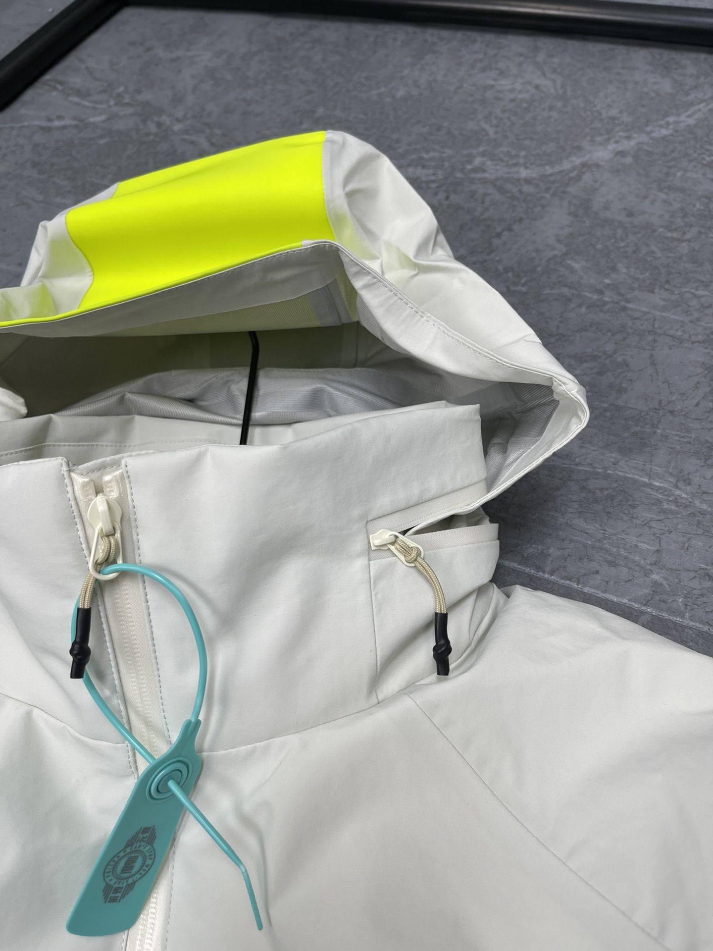 💰330【爆款上架】🔥始祖鸟 Arcter滑雪系列AxisInsulated

（注意⚠️防伪扣拆下不退换‼️‼️）

Jacket户外防风防水拼色保暖可收纳连帽棉服夹克外套冬季 情侣款
今年始祖鸟的王炸款 大表姐刘雯同款 白敬亭助力 潮流风向标 💥 原版购入开发 
①整体采用无缝压胶工艺
结实耐磨的面料，透气性较佳~
②两个带拉链的胸袋
内置口袋和一个置物袋定制
设计精巧的上臂口袋提高透气性外置口袋
可调节袖和无缝压胶工艺防水透气户外通勤兼备
防水拉链全系辅料全部开模定制
袖上有 Velcro&reg;魔术贴
③ 3L GORE TEX Cknit 40d
gsm ePTFE带可拆卸反光贴片
多层薄膜的100%尼龙面料
20d尼龙平纹织物面料
④经DWR防泼水处理 40gsm，TPU拉链头
填充物为 CoreloftTM Continuous65 (65g/m2)
保暖材料，背部印 Arc teryx品牌标识
⑤ StoWHOOdTM风帽调节后可以保护头部
不用时又可利索地用拉链收起
⑥反光布幅提升安全性
安全袋可存放手机和小件必需品
SIZE：S M L XL
尺码   胸围   衣长   推荐身高      推荐体重
 S         118      66     155~175      90~130
 M        122      68     165~175      130~150
 L          126      71      170~180     160~180
 XL        130     74      175~185      170～190