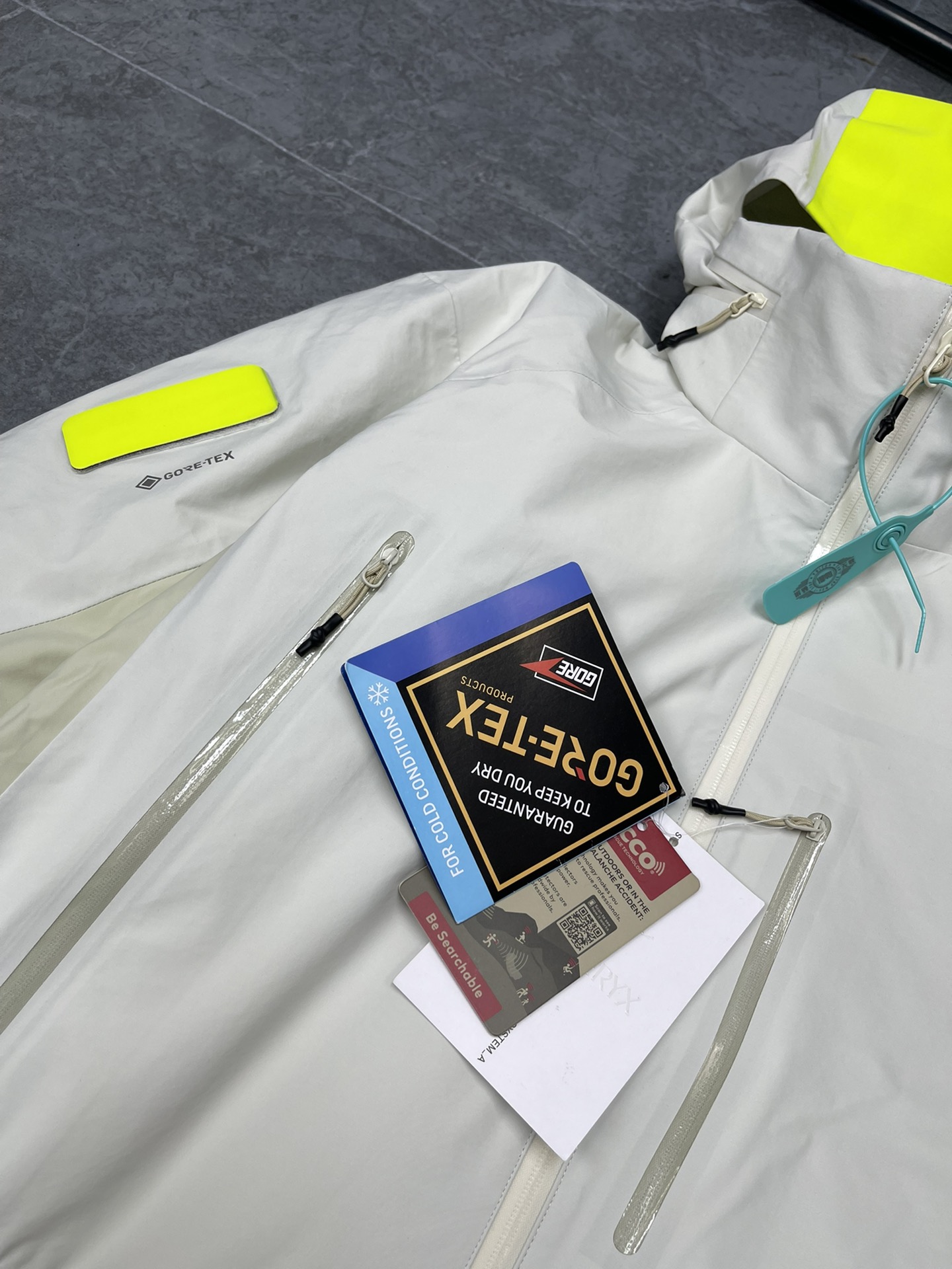 💰330【爆款上架】🔥始祖鸟 Arcter滑雪系列AxisInsulated

（注意⚠️防伪扣拆下不退换‼️‼️）

Jacket户外防风防水拼色保暖可收纳连帽棉服夹克外套冬季 情侣款
今年始祖鸟的王炸款 大表姐刘雯同款 白敬亭助力 潮流风向标 💥 原版购入开发 
①整体采用无缝压胶工艺
结实耐磨的面料，透气性较佳~
②两个带拉链的胸袋
内置口袋和一个置物袋定制
设计精巧的上臂口袋提高透气性外置口袋
可调节袖和无缝压胶工艺防水透气户外通勤兼备
防水拉链全系辅料全部开模定制
袖上有 Velcro&reg;魔术贴
③ 3L GORE TEX Cknit 40d
gsm ePTFE带可拆卸反光贴片
多层薄膜的100%尼龙面料
20d尼龙平纹织物面料
④经DWR防泼水处理 40gsm，TPU拉链头
填充物为 CoreloftTM Continuous65 (65g/m2)
保暖材料，背部印 Arc teryx品牌标识
⑤ StoWHOOdTM风帽调节后可以保护头部
不用时又可利索地用拉链收起
⑥反光布幅提升安全性
安全袋可存放手机和小件必需品
SIZE：S M L XL
尺码   胸围   衣长   推荐身高      推荐体重
 S         118      66     155~175      90~130
 M        122      68     165~175      130~150
 L          126      71      170~180     160~180
 XL        130     74      175~185      170～190